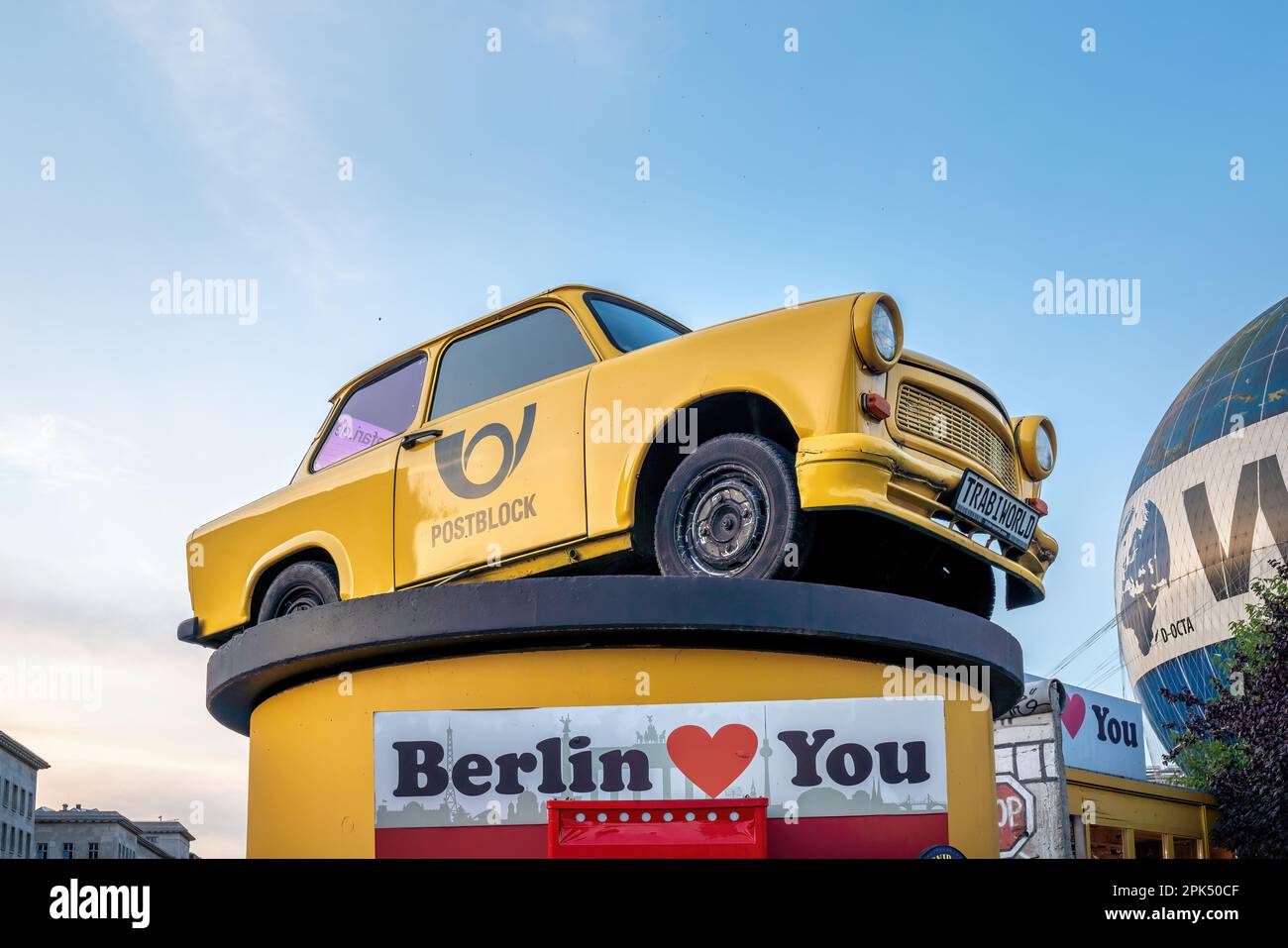 Trabi Car Turistica - Trabant Vintage della Germania Est - Berlino, Germania Foto Stock