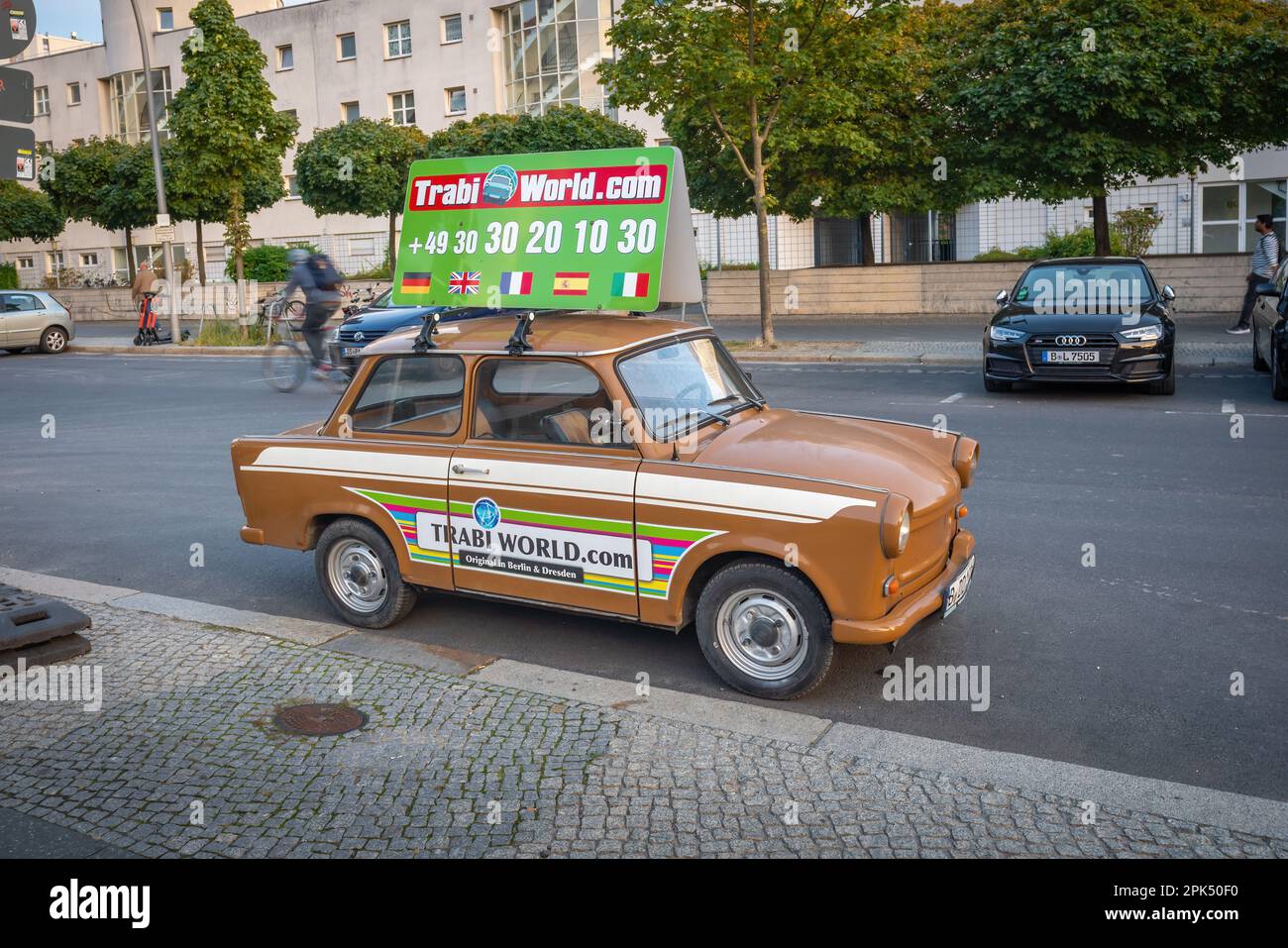 Trabi Car Turistica - Trabant Vintage della Germania Est - Berlino, Germania Foto Stock