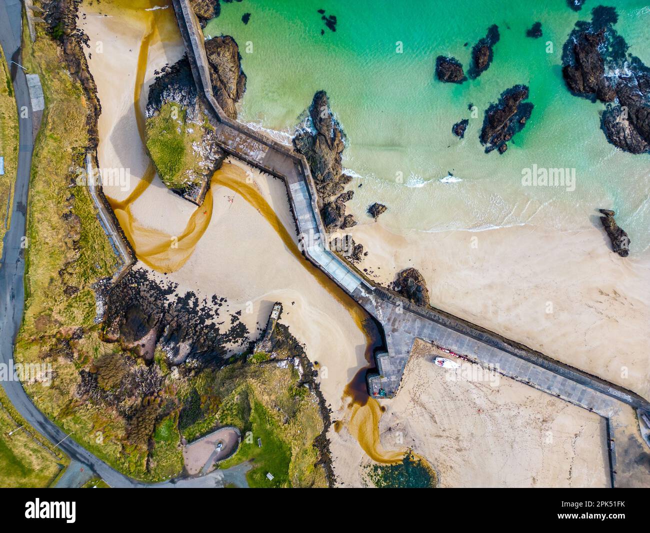 Vista aerea del porto di Ness con acqua turchese nell'isola di Lewis Foto Stock