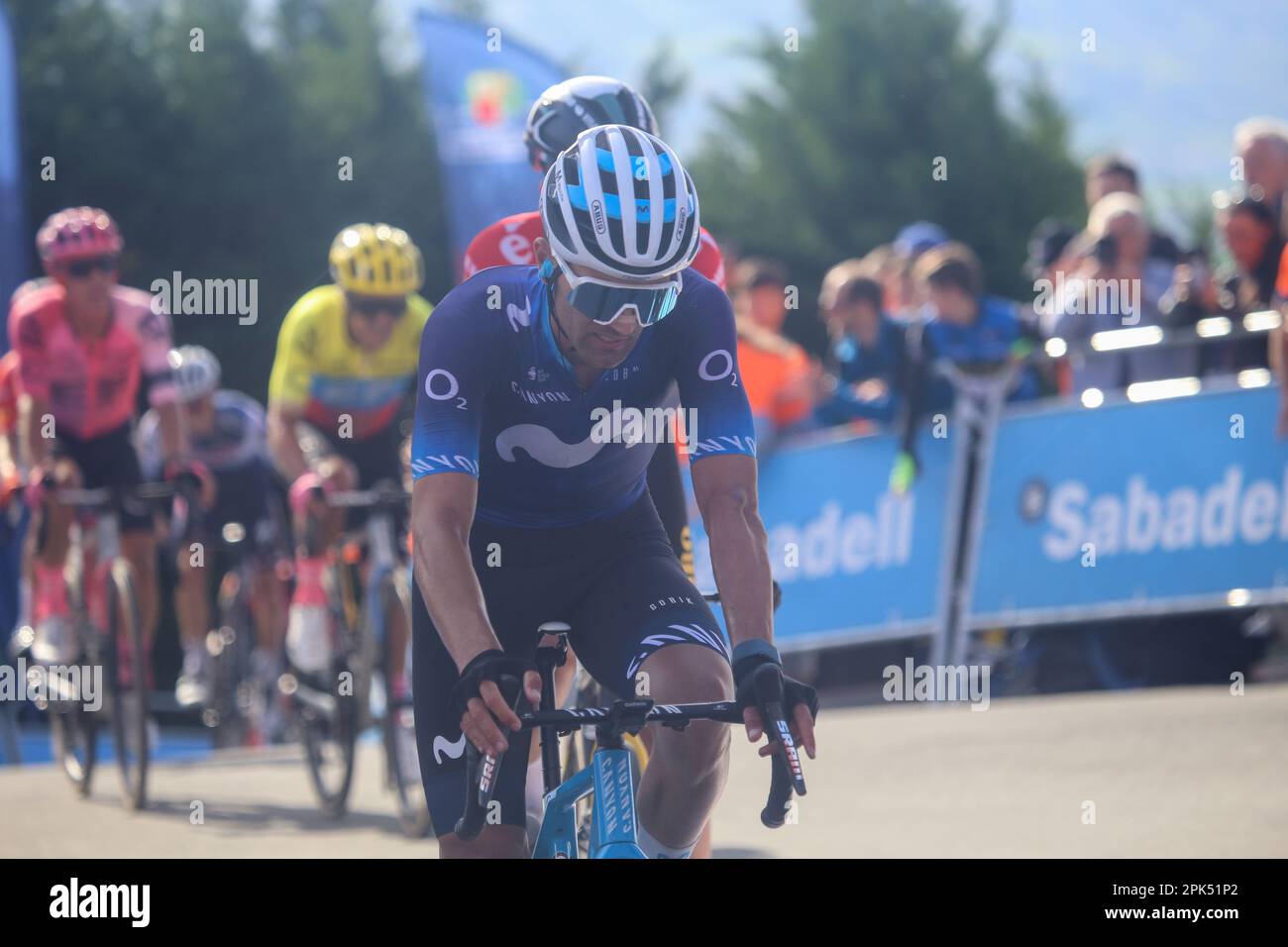 Amasa-Villabona, Spagna, 05th aprile 2023: Il pilota del Movistar Team Ruben Guerreiro raggiunge il traguardo durante la 3rd tappa del Paese Basco Itzulia 2023 tra Errenteria e Amasa-Villabona il 05 aprile 2023, ad Amasa-Villabona, Spagna. Credit: Alberto Brevers / Alamy Live News Foto Stock