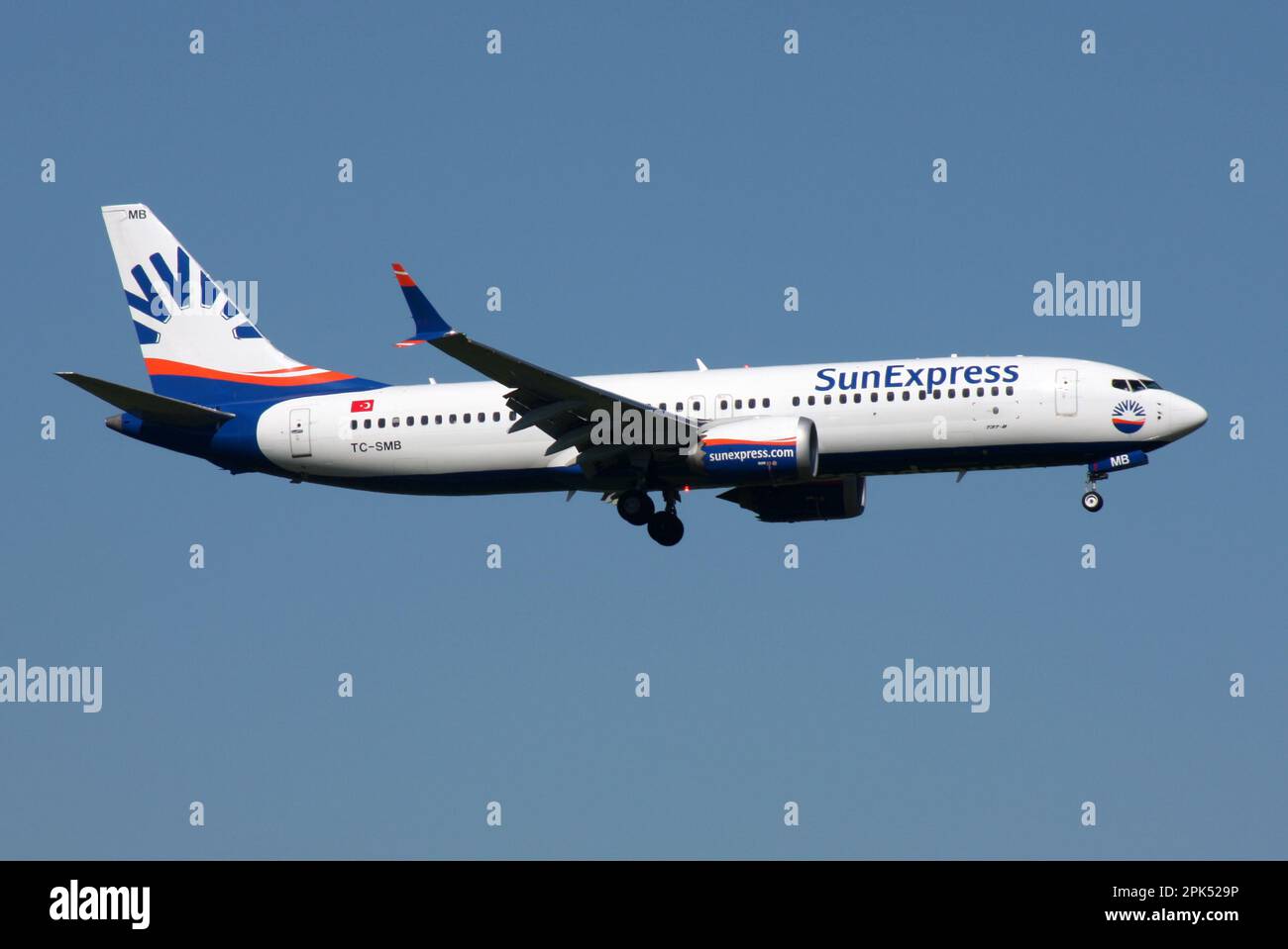 Un Boeing 737-8 MAX di SunExpress si avvicina all'aeroporto Gatwick di Londra Foto Stock