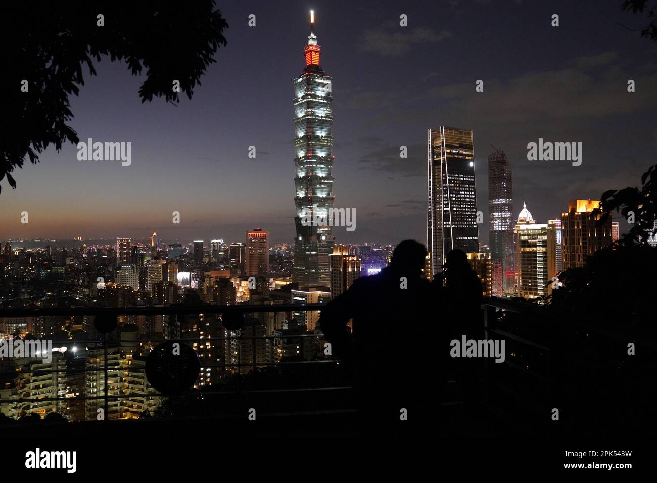 Edificio del 101 di Taipei visto dalla collina degli elefanti a Taipei, Taiwan Foto Stock