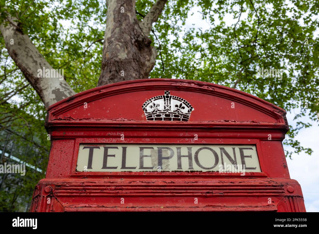 Una cassetta telefonica rossa, tipica di Londra, Inghilterra, ma anche di Malta e Gibilterra. È diventato un punto di riferimento della cultura urbana inglese e di Londra Foto Stock