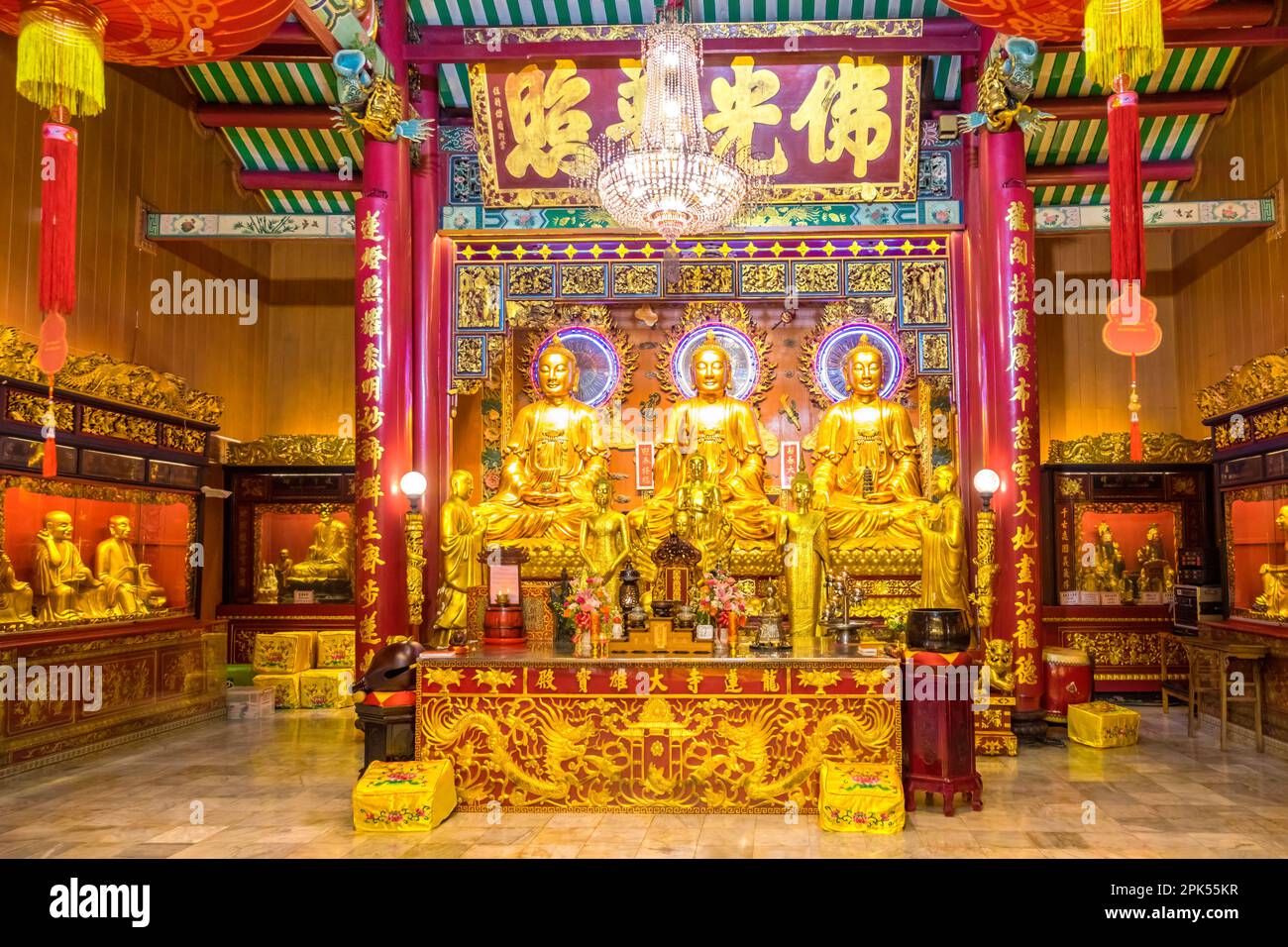 Statue di Buddha a Wat Mangkon Kamalawat, il più grande e più importante tempio buddista cinese a Chinatown, Bangkok, Thailandia Foto Stock