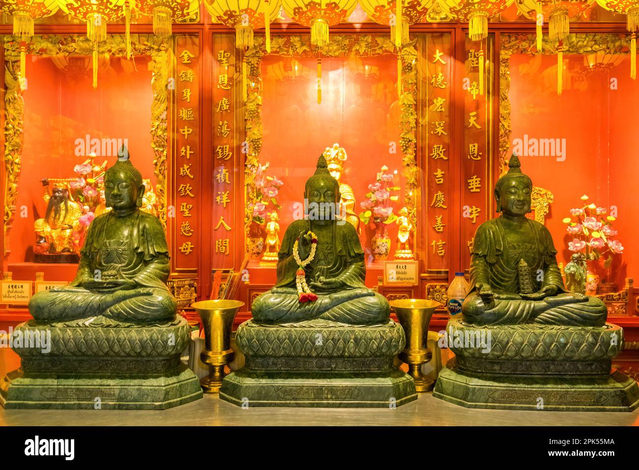 Statue di Buddha a Wat Mangkon Kamalawat, il più grande e più importante tempio buddista cinese a Chinatown, Bangkok, Thailandia Foto Stock