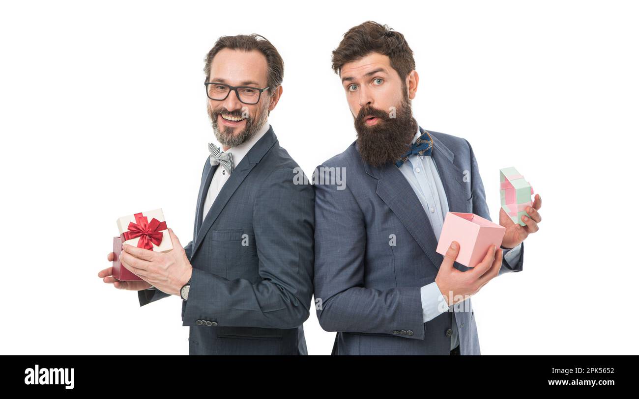 Negozio online. successo e ricompensa. esthete. partner commerciali su riunione isolato su bianco. gli uomini bearded tengono il regalo di san valentino. buon compleanno shopping. b Foto Stock