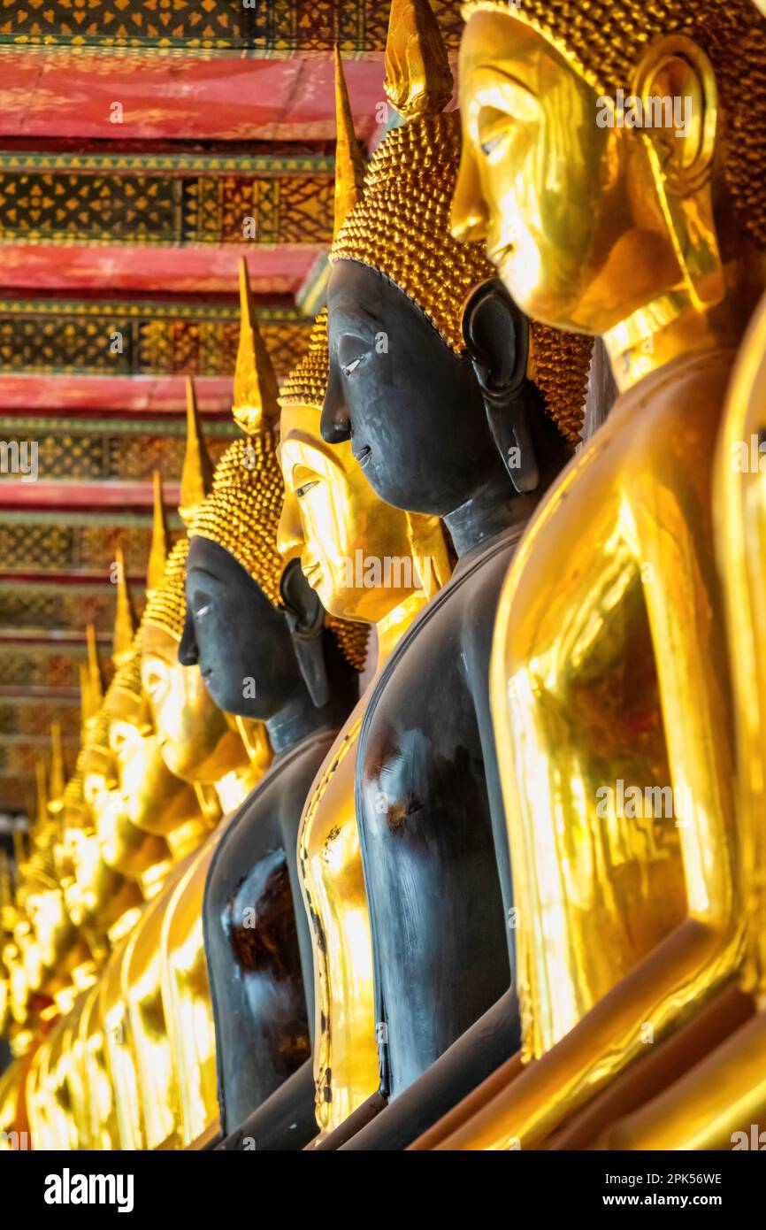 Statue di Buddha a Wat Suthat Thepwararam a Bangkok, Thailandia Foto Stock