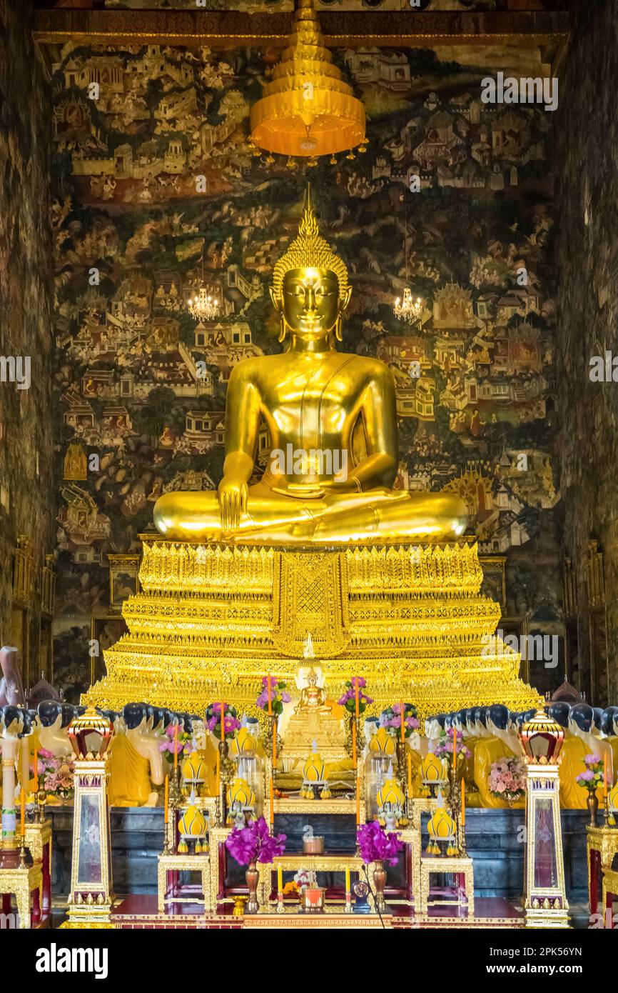 Buddha a Wat Suthat (nel Phra Ubosot) a Bangkok, Thailandia Foto Stock