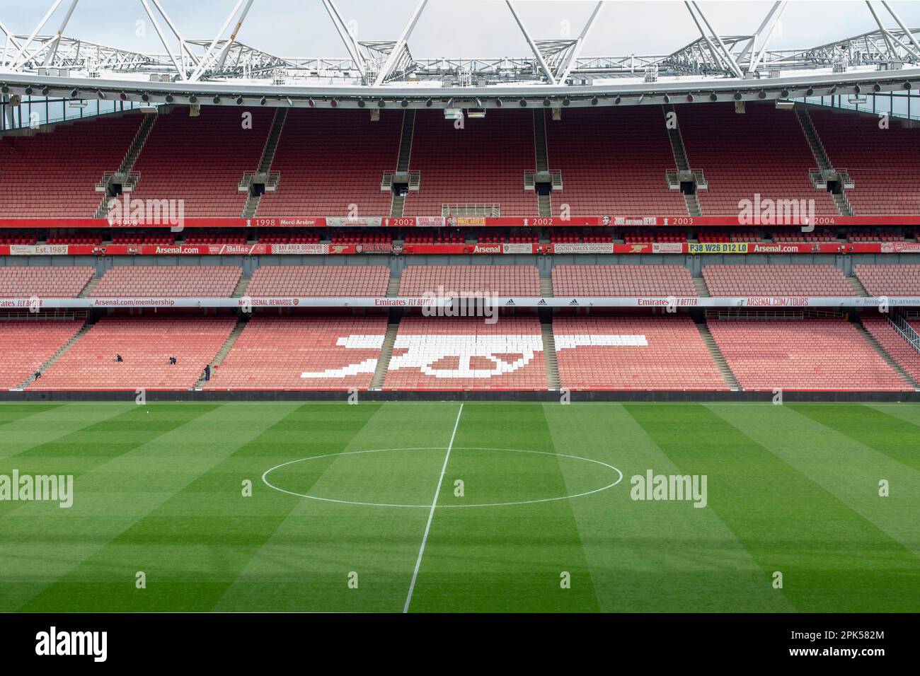 Vista sul campo, all'interno dell'Emirates Stadium, squadra di football dell'Arsenal. Londra , Regno Unito Foto Stock