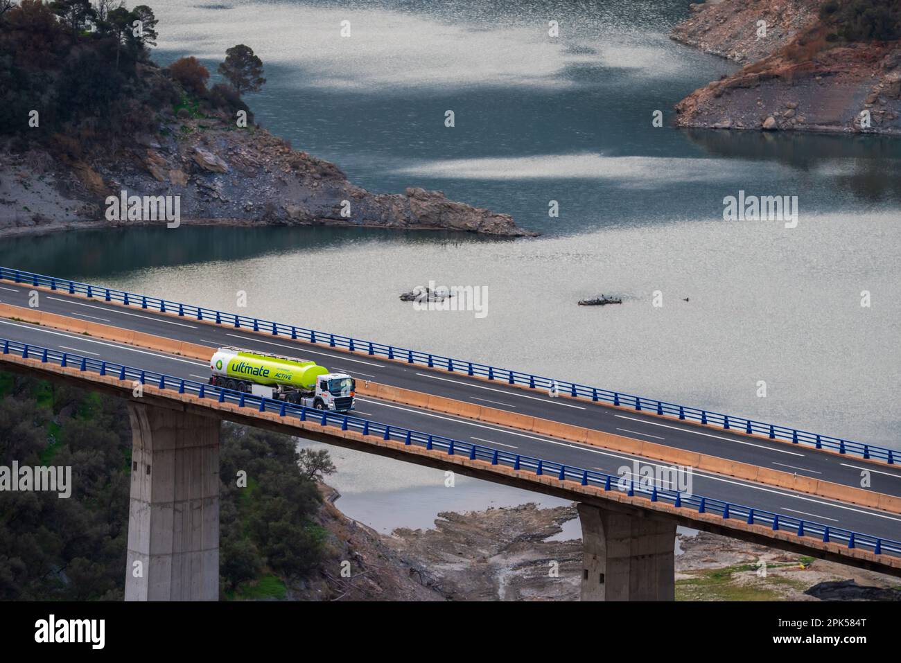 3.25.2023 Granada, Spagna. Autocarro autocisterna della compagnia petrolifera BP che circola su un viadotto. Foto Stock