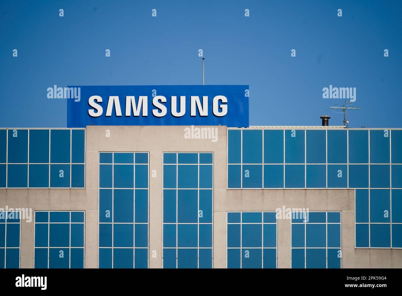 Ridgefield Park, NY, USA - 1 aprile 2023: Sede aziendale Samsung America con logo. Produttore di elettronica sudcoreano di Galaxy smartph Foto Stock
