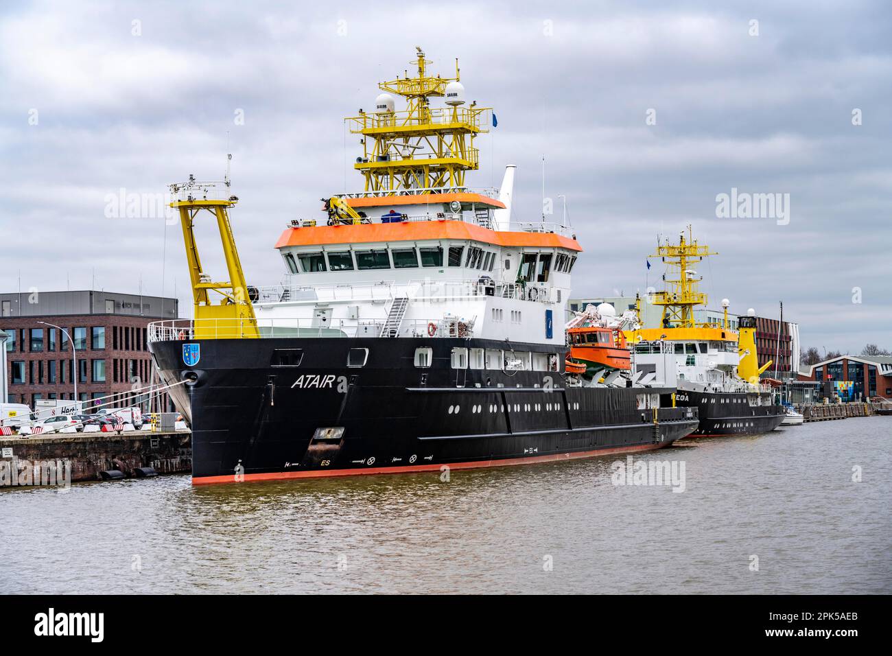 Nave Atair e nave Wega, indagine, ricerca relitti e nave di ricerca (VWFS) della Federal Maritime and Hydrographic Agency, BSH, nel porto di pesca, w Foto Stock Nave Atair e nave Wega, indagine, ricerca relitti e nave di ricerca (VWFS) della Federal Maritime and Hydrographic Agency, BSH, nel porto di pesca, w Foto Stock