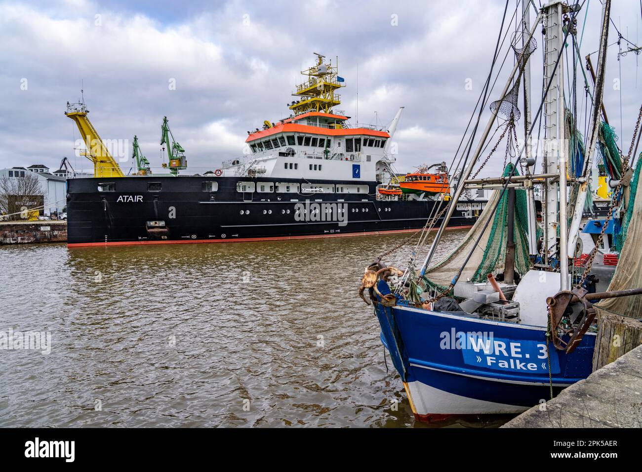 Nave Atair e nave Wega, indagine, ricerca relitti e nave di ricerca (VWFS) della Federal Maritime and Hydrographic Agency, BSH, nel porto di pesca, w Foto Stock Nave Atair e nave Wega, indagine, ricerca relitti e nave di ricerca (VWFS) della Federal Maritime and Hydrographic Agency, BSH, nel porto di pesca, w Foto Stock