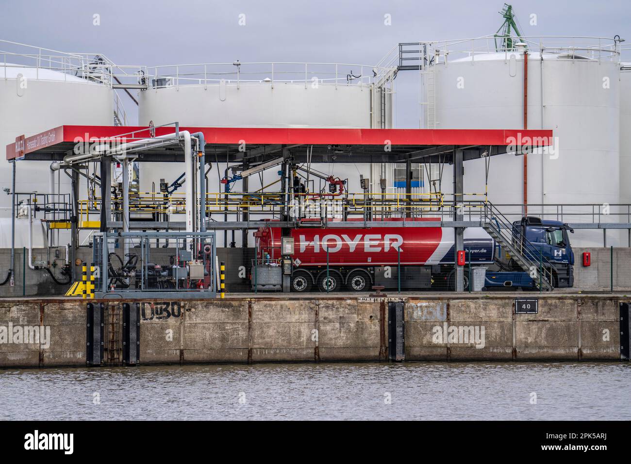 Azienda petrolifera della società energetica Hoyer nel porto di Bremerhaven, azienda petrolifera, carico di carburante, diesel, su navi cisterna, Bremerhaven, bassa Sassonia, Germania Foto Stock