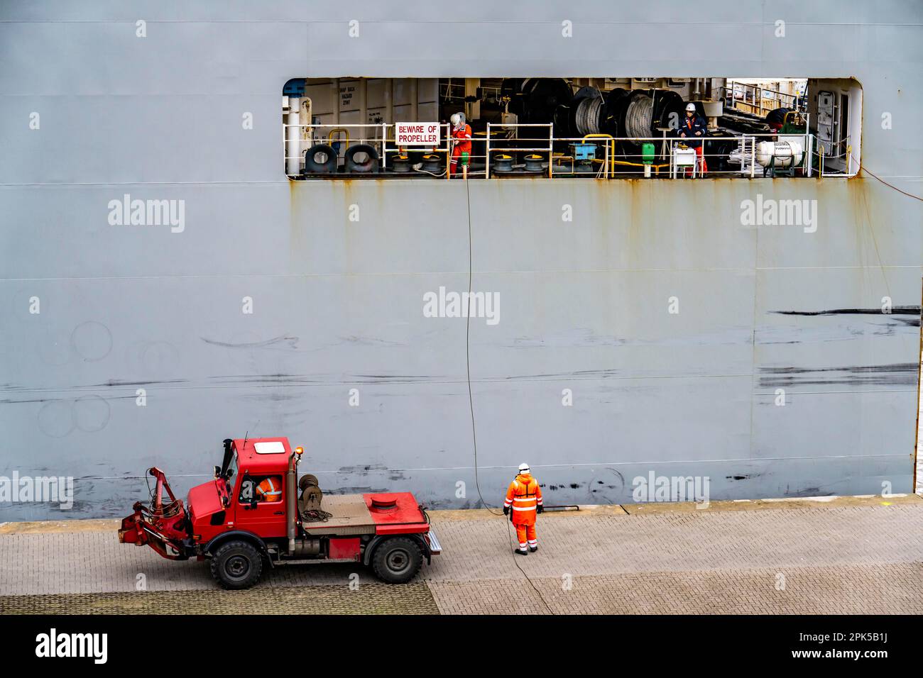 North lock nel porto d'oltremare di Bremerhaven, il veicolo trasportatore Durban Highway, sotto la bandiera di Panama, può caricare circa 600 automobili, scarichi Foto Stock