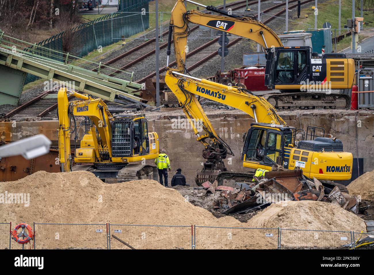 Cantiere nel porto, escavatori che lavorano su un nuovo cavalcavia del bacino portuale, Bremerhaven, bassa Sassonia, Germania, Foto Stock