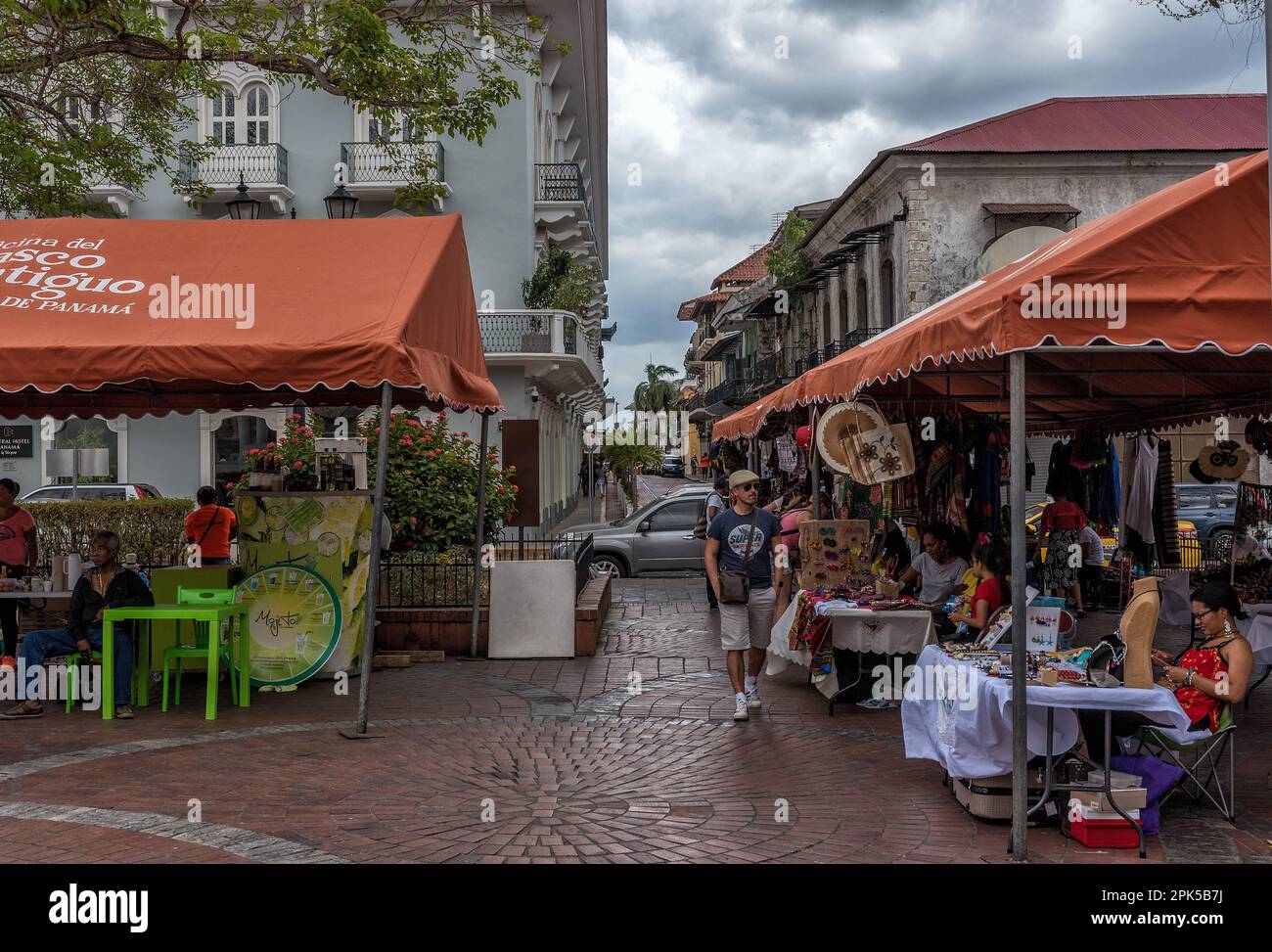 Gabbie di souvenir e il pavilion sulla Plaza de la Independencia, Casco Viejo, quartiere storico della città di Panama Foto Stock