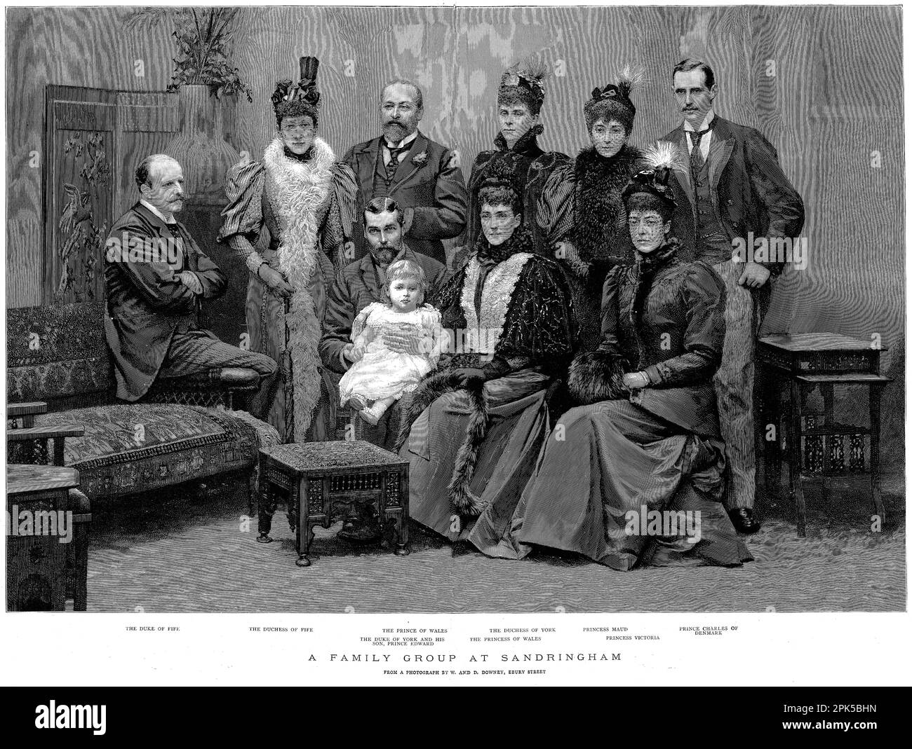 Incisione dei membri della famiglia reale a Sandringham, pubblicato nel 1896, (da sinistra) il Duca di Fife, la Duchessa di Fife, il Principe di Galles, il Duca di York e suo figlio, il Principe Edoardo, la Principessa di Galles, la Duchessa di York, la Principessa Maud, Principessa Victoria e Principe Carlo di Danimarca. Foto Stock