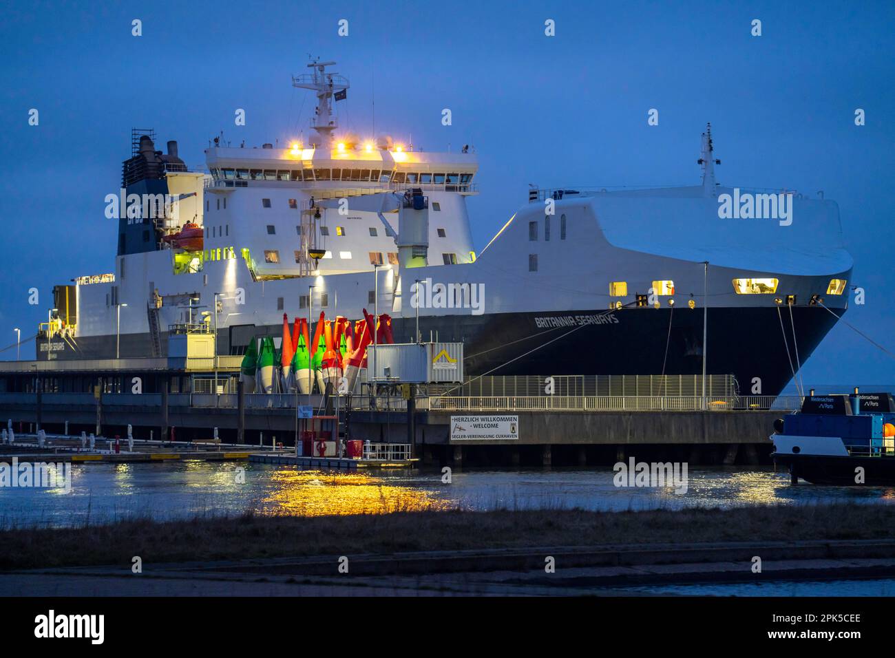 Britannia Seaways, nave da carico RoRo, gestita dalla compagnia di navigazione DFDS Seaways, presso il molo accanto all'Alte Liebe, presso il porto turistico di Cuxhaven, Lower SA Foto Stock