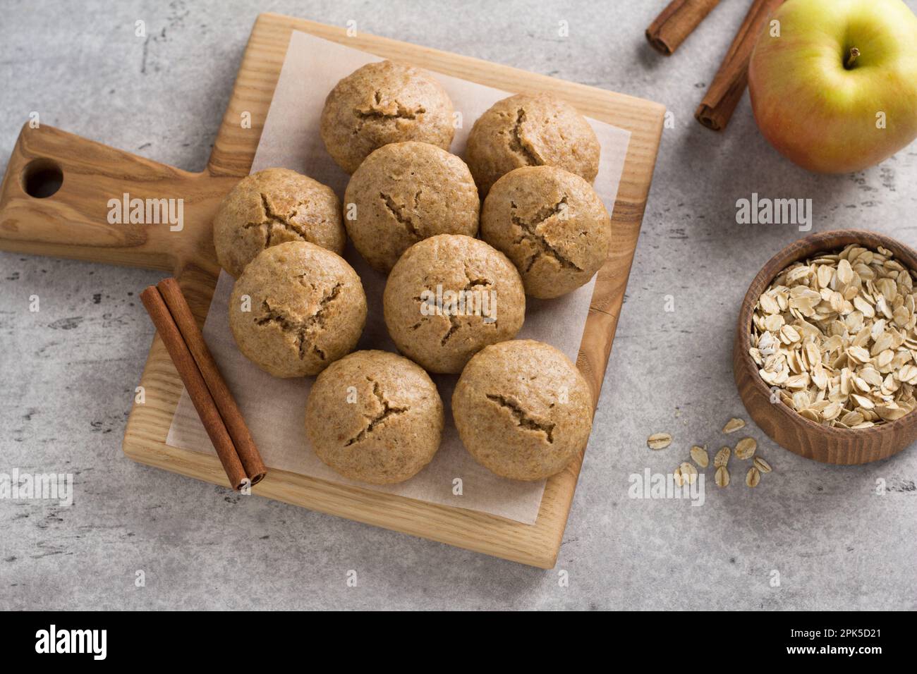 Biscotti alla farina d'avena al vapore con mela e cannella su sfondo grigio chiaro. cibo sano fatto in casa Foto Stock