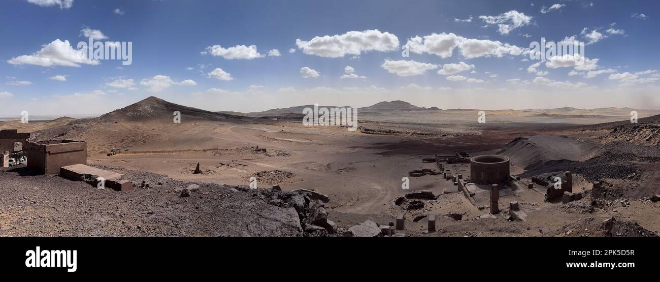 Merzouga, Marocco, Africa: Vista panoramica nel deserto del Sahara presso le miniere fossili nella zona della montagna Nera, cielo blu e nuvole bianche Foto Stock