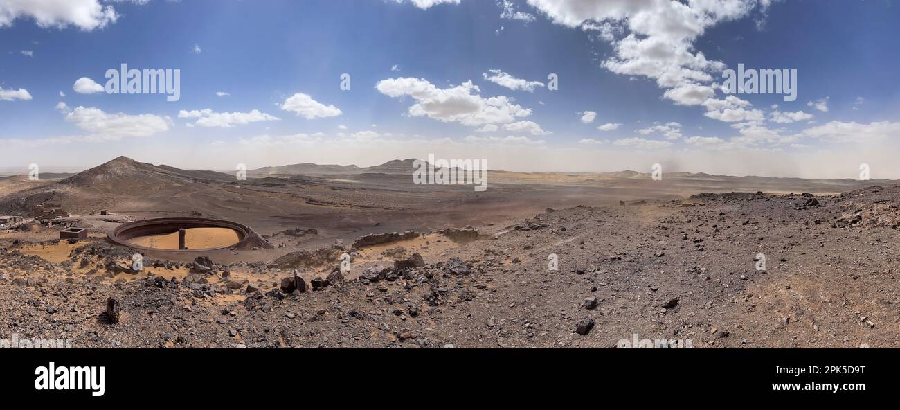 Merzouga, Marocco, Africa: Vista panoramica nel deserto del Sahara presso le miniere fossili nella zona della montagna Nera, cielo blu e nuvole bianche Foto Stock