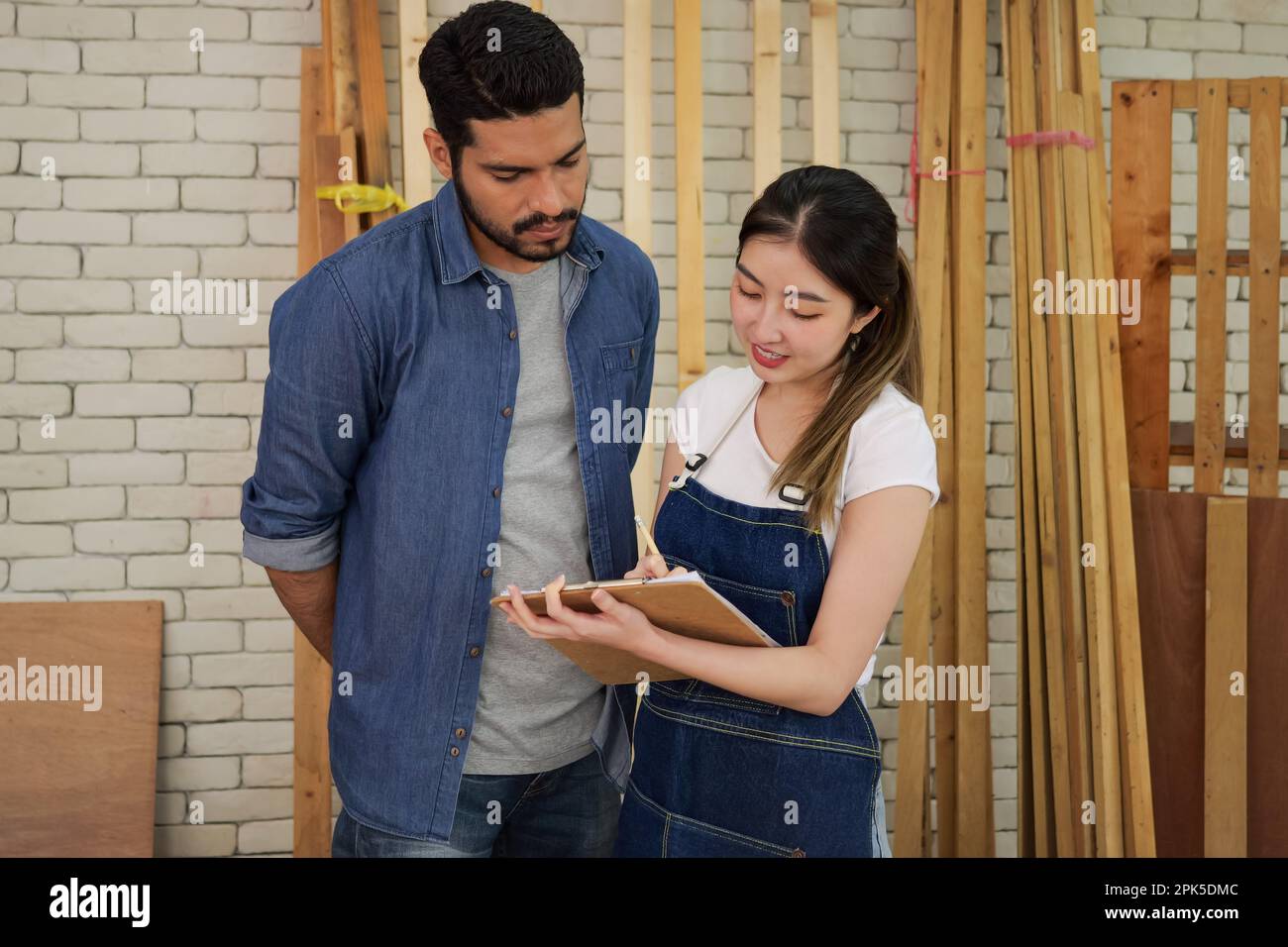 Coppia di falegnami che fanno mobili in laboratorio di legno Foto Stock