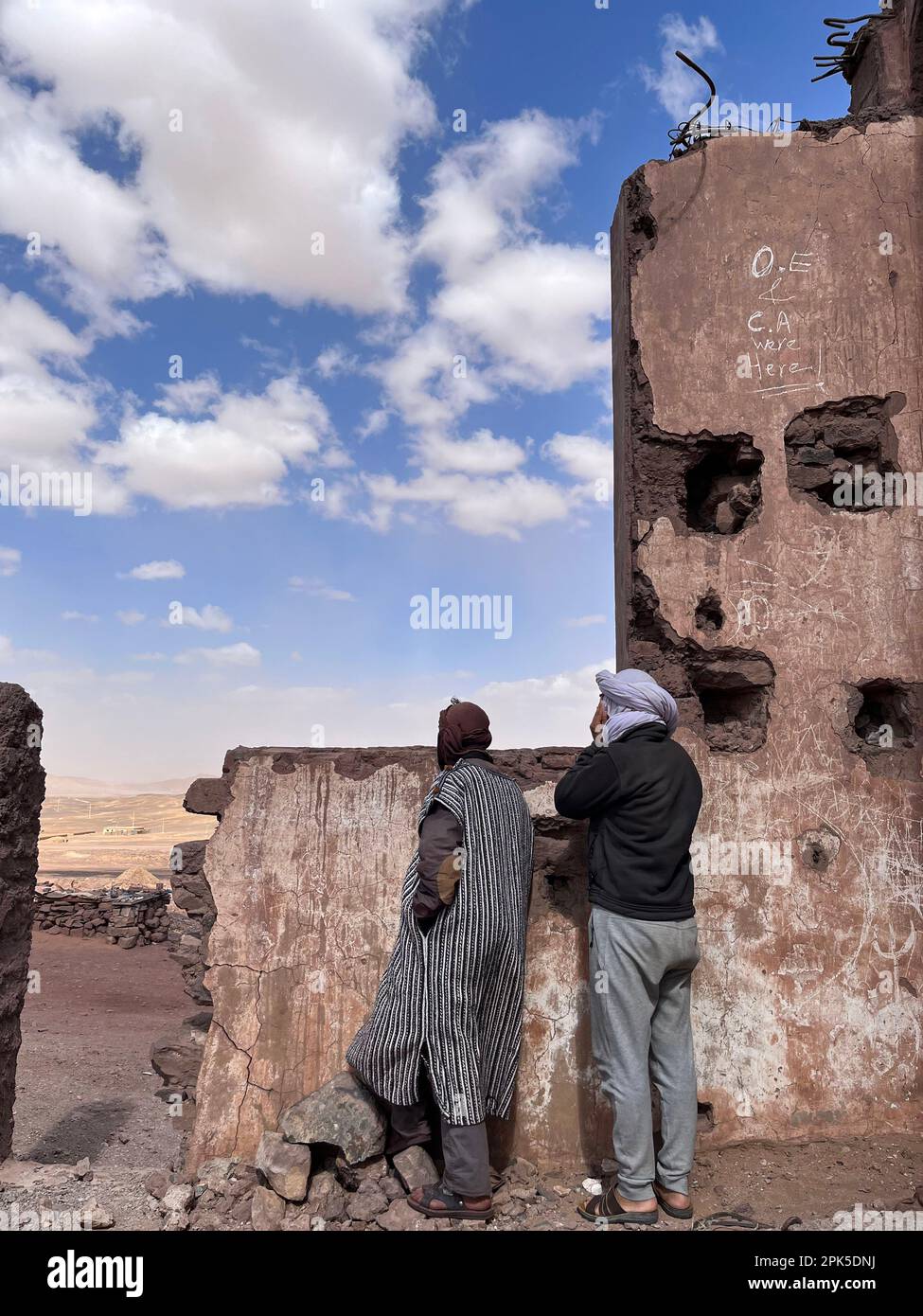 Merzouga, Marocco, Africa: Popolo marocchino che guarda la strada panoramica nel deserto del Sahara durante ramadan vicino alle miniere fossili della montagna Nera sono Foto Stock