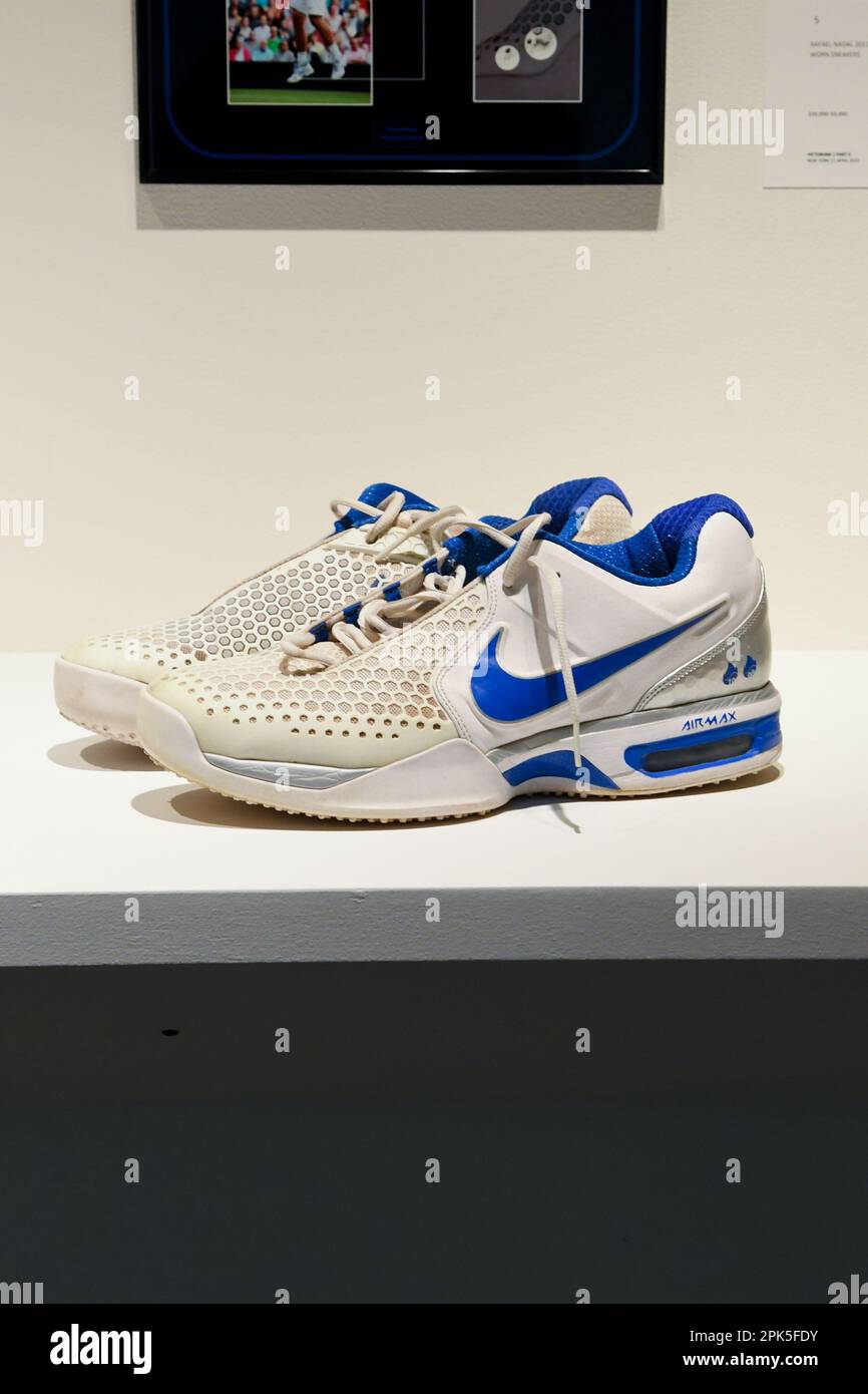 New York, Stati Uniti. 05th Apr, 2023. Rafael Nadal 2011 Wimbledon Semifinali Match sneakers indossate, est. $30.000-$50.000, sono mostrati a Sotheby's a New York, NY il 5 aprile 2023. I cimeli 'victoriam | parti i & II' saranno aperti al pubblico a partire dal 3-11 aprile, con una mostra pubblica a Sotheby's New York. (Foto di Efren Landaos/Sipa USA) Credit: Sipa USA/Alamy Live News Foto Stock