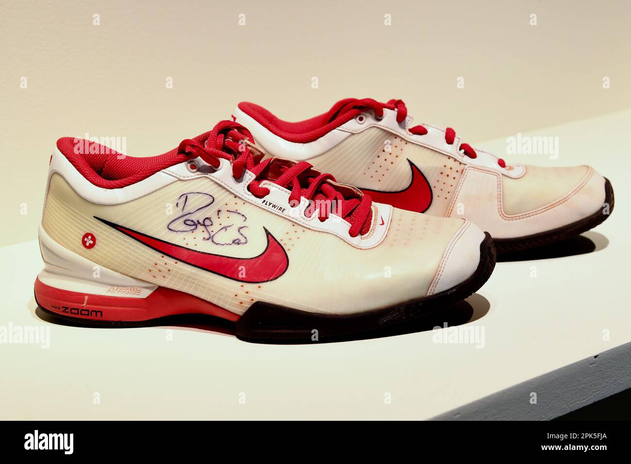 New York, Stati Uniti. 05th Apr, 2023. Roger Federer 2011 francese Open Match lavoro & Sneakers firmato, est. $20.000-$30.000, sono mostrati a Sotheby's a New York, NY il 5 aprile 2023. I cimeli 'victoriam | parti i & II' saranno aperti al pubblico a partire dal 3-11 aprile, con una mostra pubblica a Sotheby's New York. (Foto di Efren Landaos/Sipa USA) Credit: Sipa USA/Alamy Live News Foto Stock