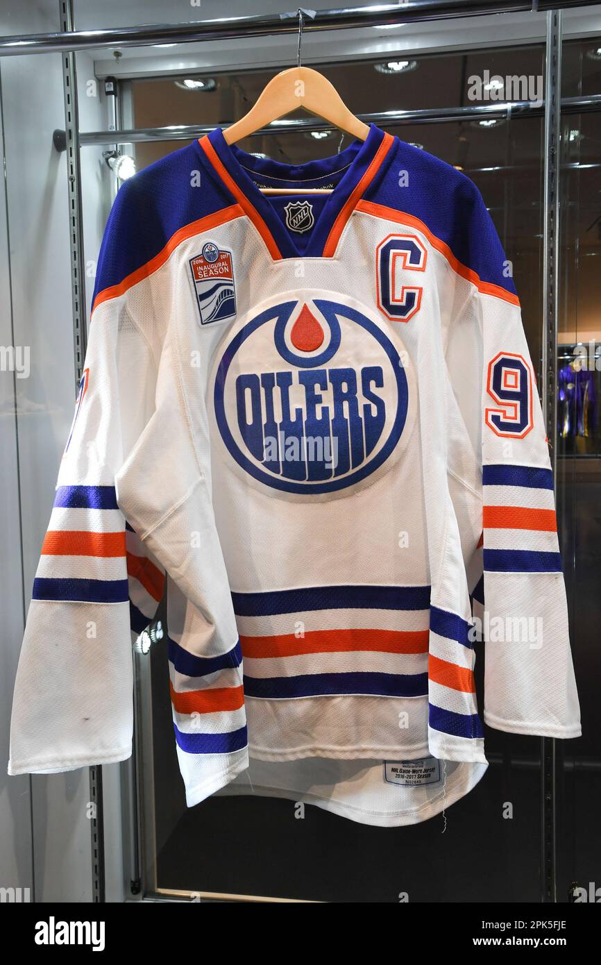 New York, Stati Uniti. 05th Apr, 2023. Connor McDavid 2016 Edmonton Oilers '1st Career Hat Trick' Game maglia indossata (abbinata a 5 giochi), est. $60.000-$80.000, è mostrato a Sotheby's a New York, NY il 5 aprile 2023. I cimeli 'victoriam | parti i & II' saranno aperti al pubblico a partire dal 3-11 aprile, con una mostra pubblica a Sotheby's New York. (Foto di Efren Landaos/Sipa USA) Credit: Sipa USA/Alamy Live News Foto Stock