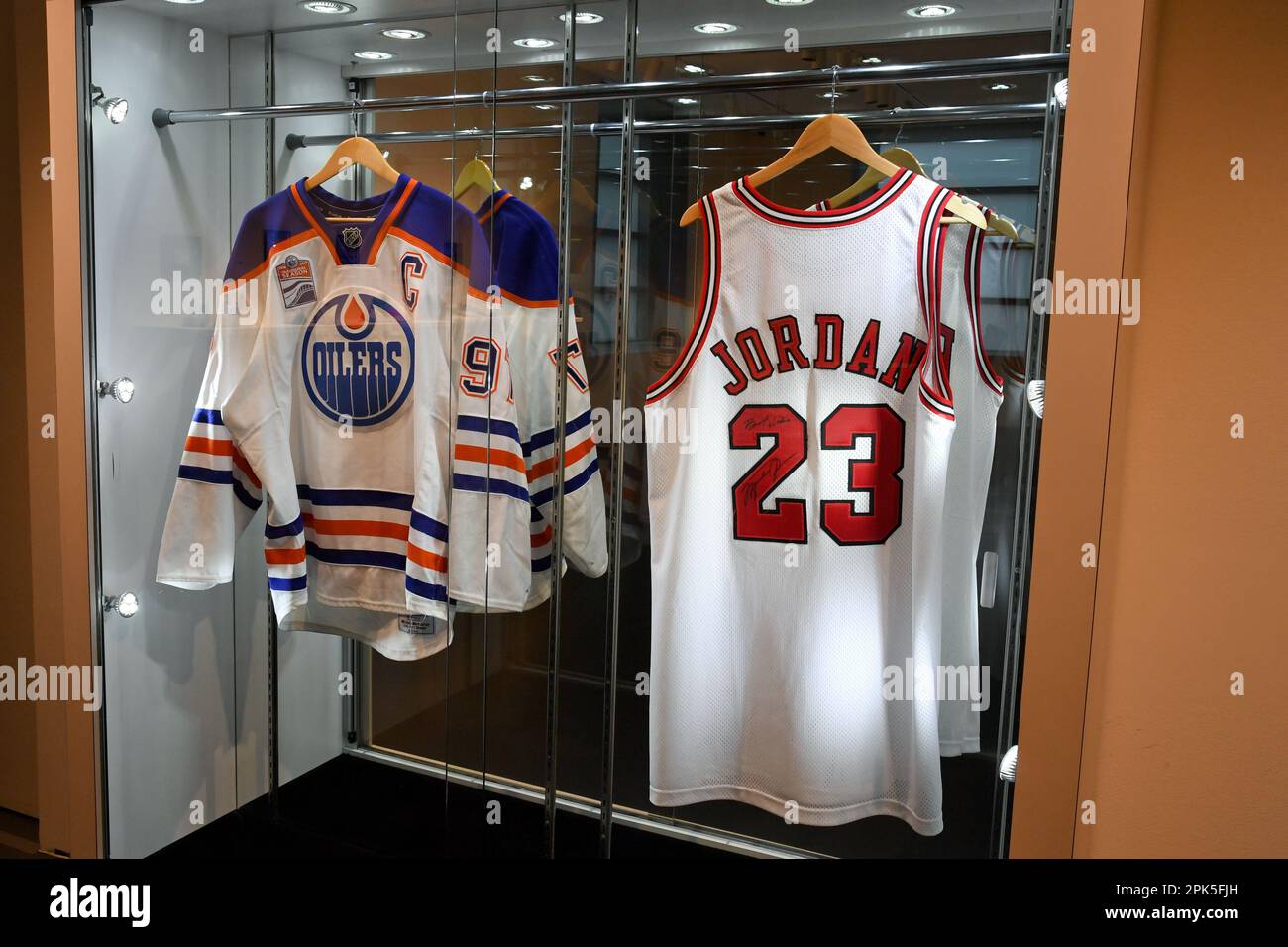 New York, Stati Uniti. 05th Apr, 2023. (L-R) Connor McDavid 2016 Edmonton Oilers '1st Career Hat Trick' Game maglia indossata (abbinata a 5 giochi), est. $60.000-80.000, e Michael Jordan 1998 "The Last Dance" Chicago Bulls firmato e maglia gioco indossato (abbinata a 2 Giochi), est. $500.000-$700.000, sono mostrati a Sotheby's a New York, NY il 5 aprile 2023. I cimeli 'victoriam | parti i & II' saranno aperti al pubblico a partire dal 3-11 aprile, con una mostra pubblica a Sotheby's New York. (Foto di Efren Landaos/Sipa USA) Credit: Sipa USA/Alamy Live News Foto Stock