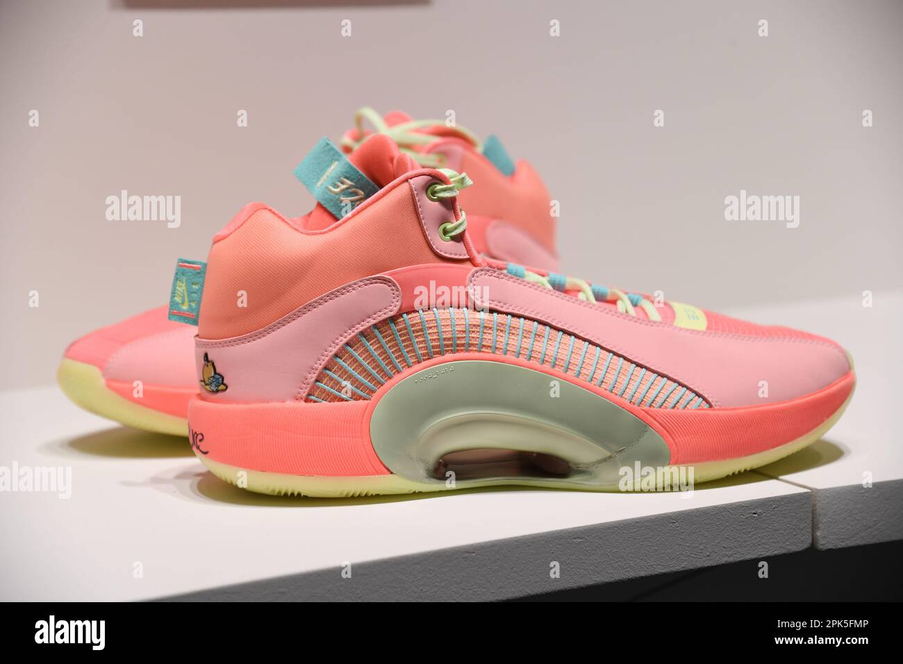 New York, Stati Uniti. 05th Apr, 2023. Jayson Tatum 2021 Boston Celtics Game Sneakers indossati $5.000-7.000, sono mostrati al Sotheby's di New York, NY il 5 aprile 2023. I cimeli 'victoriam | parti i & II' saranno aperti al pubblico a partire dal 3-11 aprile, con una mostra pubblica a Sotheby's New York. (Foto di Efren Landaos/Sipa USA) Credit: Sipa USA/Alamy Live News Foto Stock