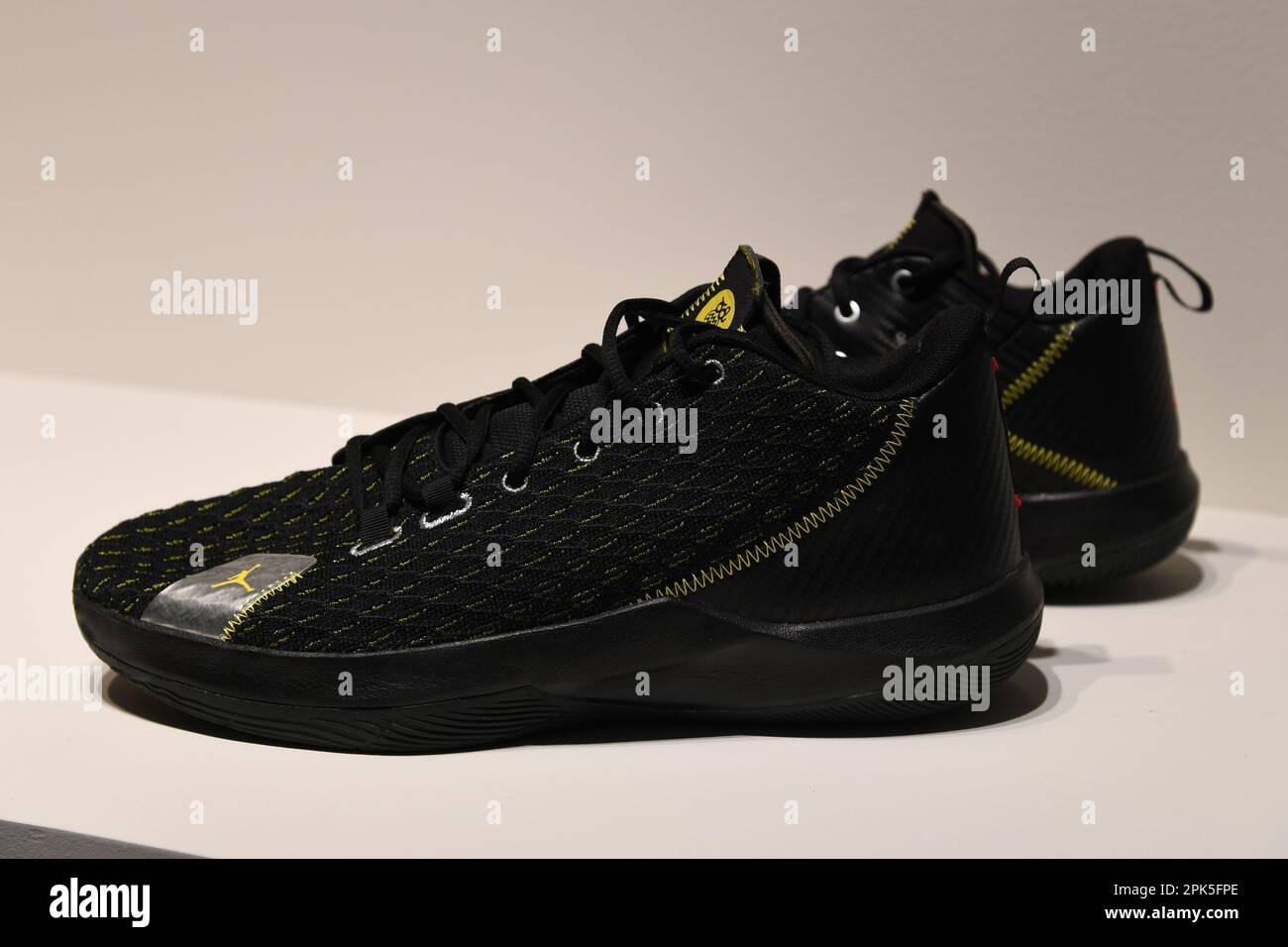 New York, Stati Uniti. 05th Apr, 2023. Chris Paul 2020 Oklahoma City Thunder Game Sneakers indossati, est. $2.000-$4.000, sono mostrati a Sotheby's a New York, NY il 5 aprile 2023. I cimeli 'victoriam | parti i & II' saranno aperti al pubblico a partire dal 3-11 aprile, con una mostra pubblica a Sotheby's New York. (Foto di Efren Landaos/Sipa USA) Credit: Sipa USA/Alamy Live News Foto Stock