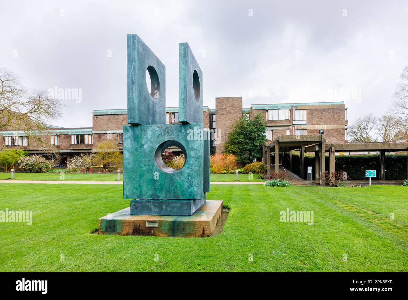 Churchill College, parte dell'Università di Cambridge, Inghilterra orientale, con la passeggiata di quattro piazze attraverso la scultura di Barbara Hepworth nei suoi giardini Foto Stock