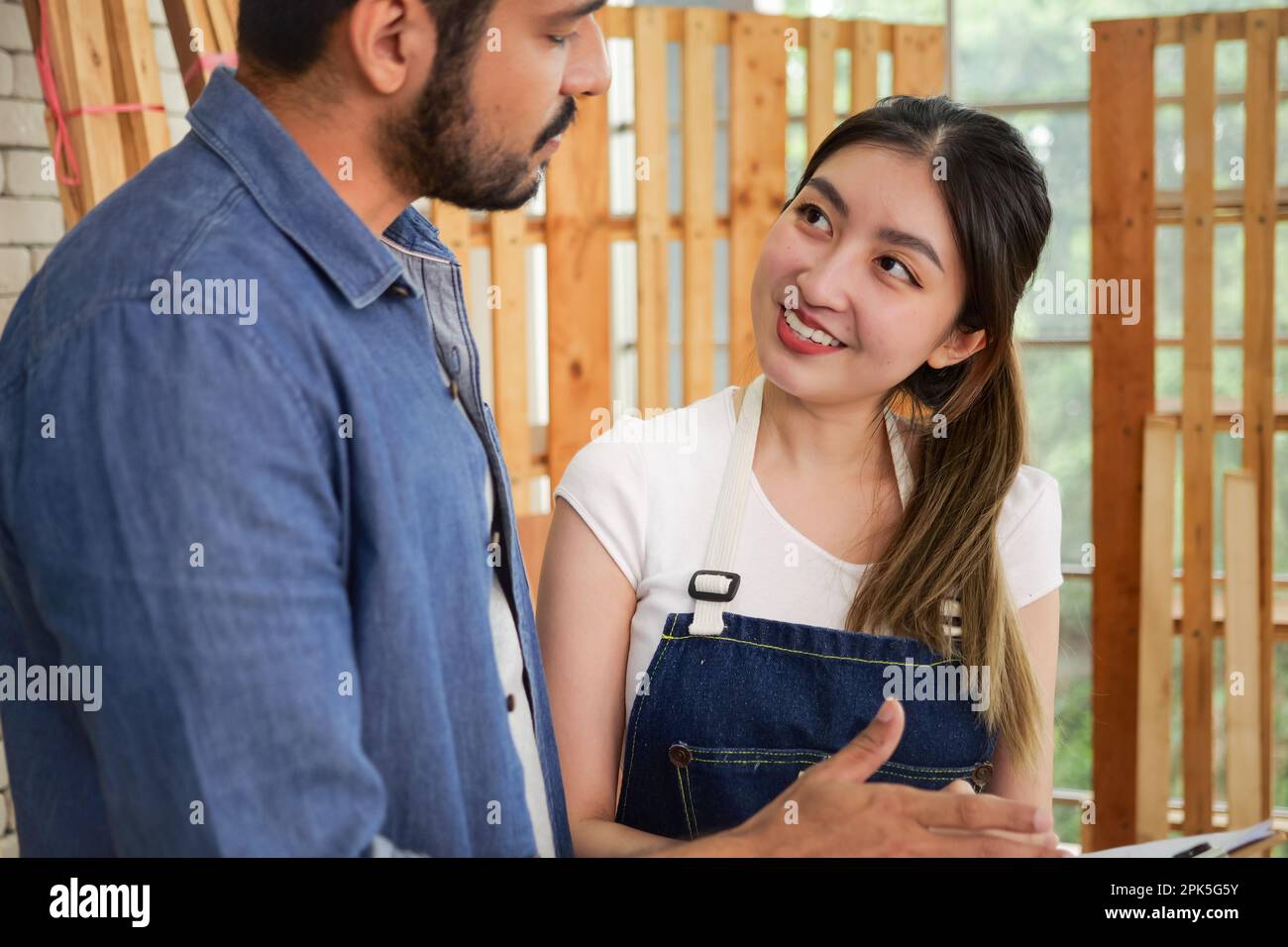 Coppia di falegnami che fanno mobili in laboratorio di legno Foto Stock