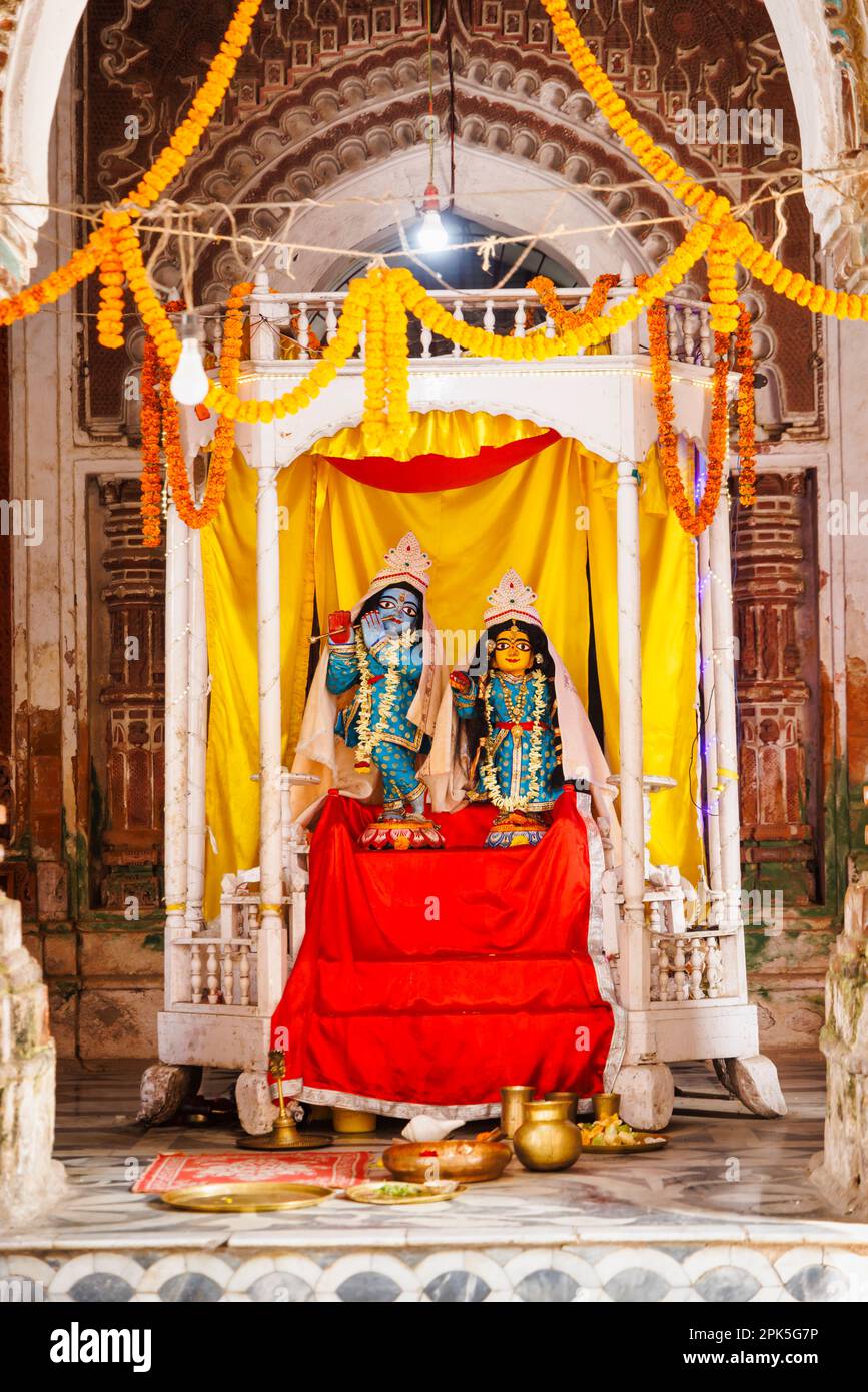 Radha Krishna idoli nel Tempio di Lalji nel complesso di Kalna Rajbari templi indù in Ambika Kalna, distretto di Purba Bardhaman del Bengala Occidentale, India Foto Stock