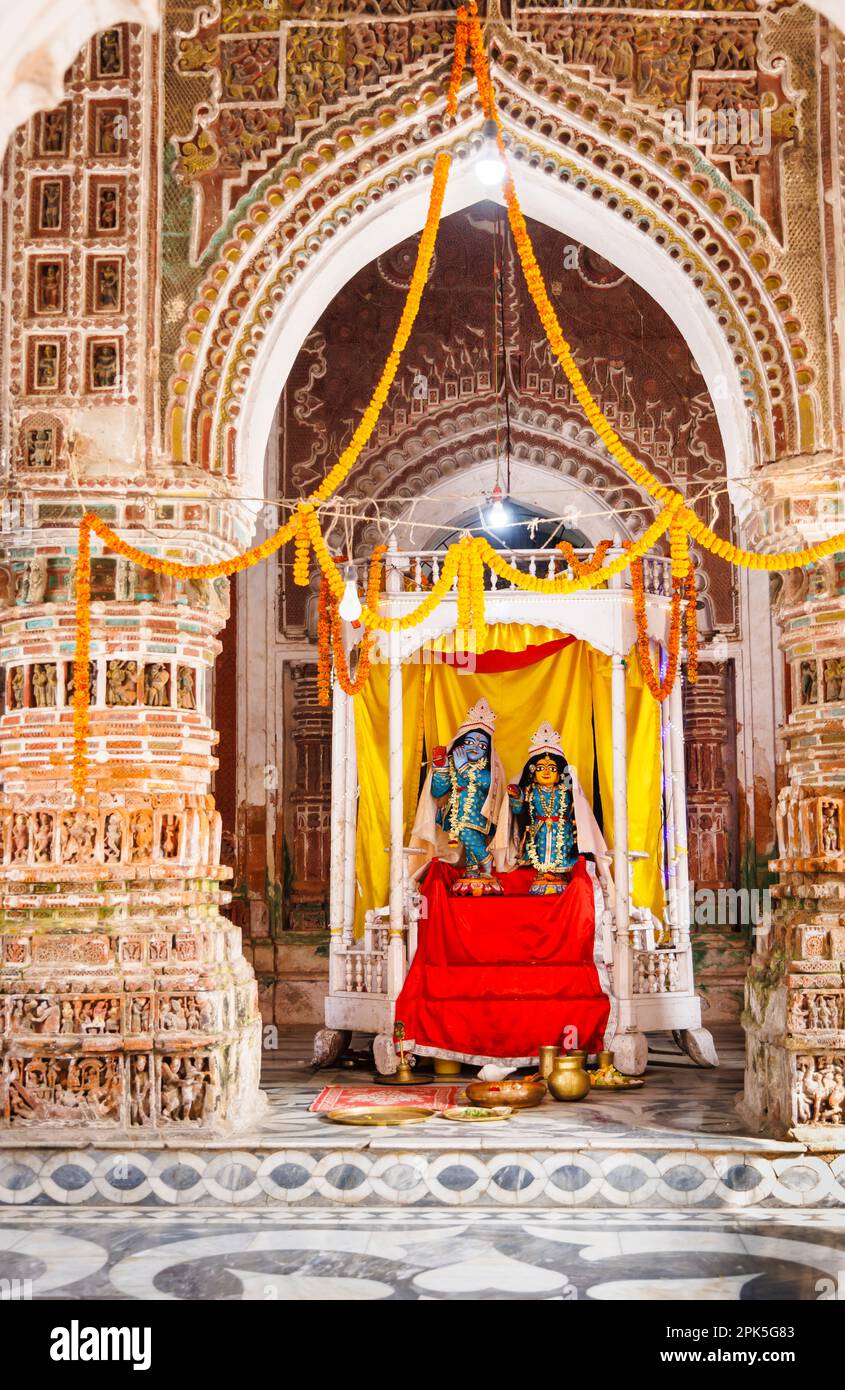 Radha Krishna idoli nel Tempio di Lalji nel complesso di Kalna Rajbari templi indù in Ambika Kalna, distretto di Purba Bardhaman del Bengala Occidentale, India Foto Stock