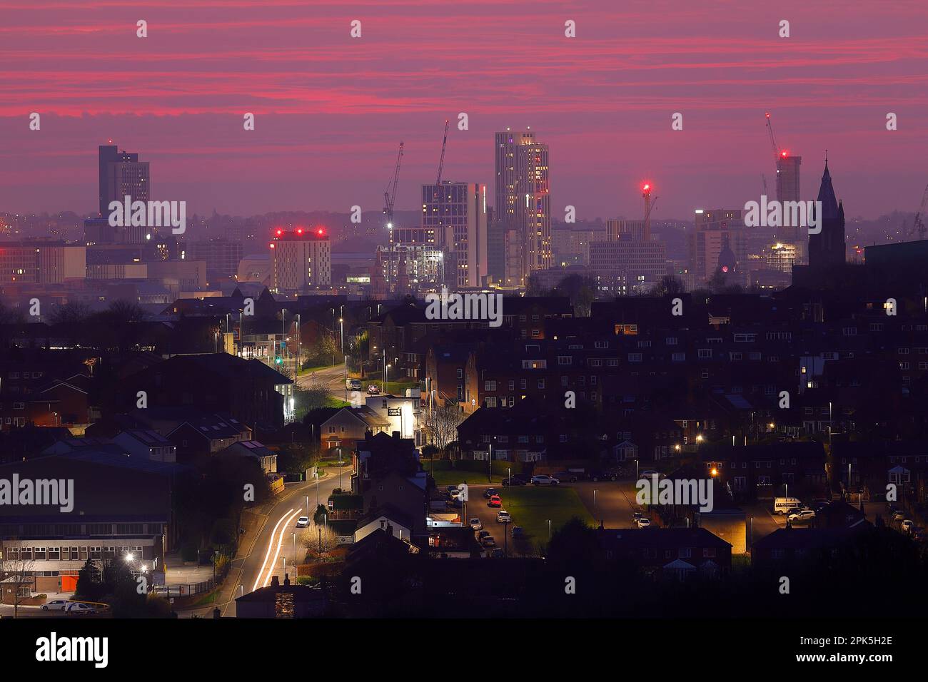 Vista dello skyline di Leeds all'alba Foto Stock