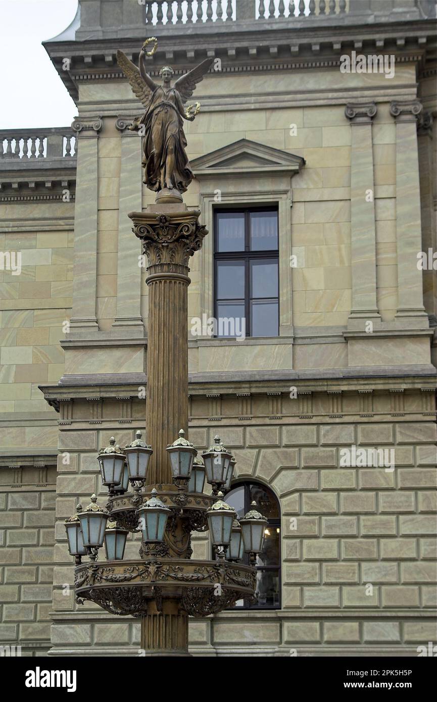 Praga, Praga, Praga, Czechy, Czechia, Tschechechechien, statua dell'angelo di fronte al Rudolfinum; Engelstatuine vor dem Rudolfinum; Estatua del ángel Foto Stock