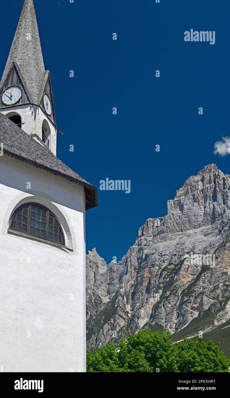 Chiesa torre e montagna, Monte Antelao, San Vito di Cadore, Italia Foto Stock