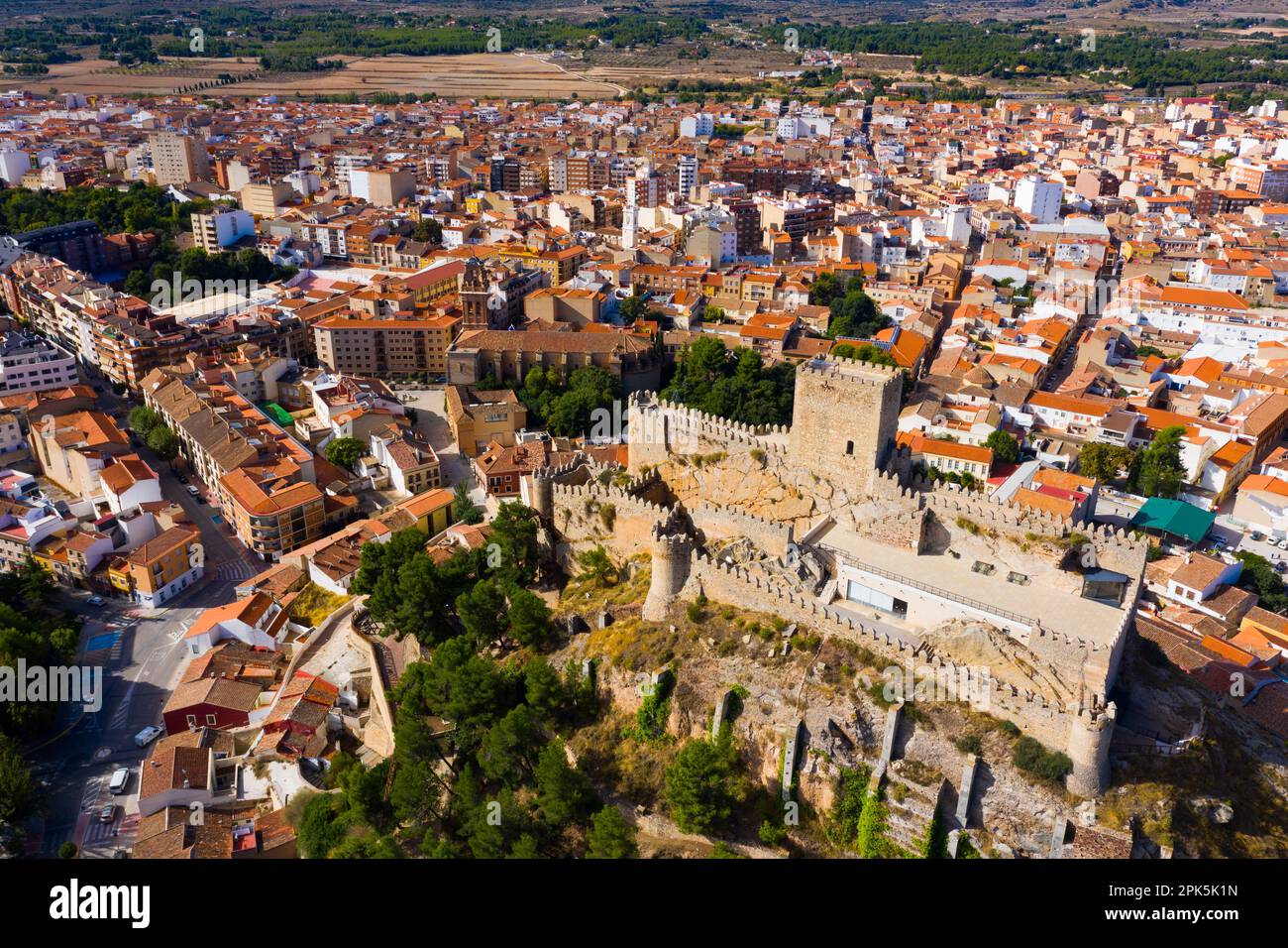 Sorvola il castello di Almansa. Città di Almansa. Spagna Foto Stock