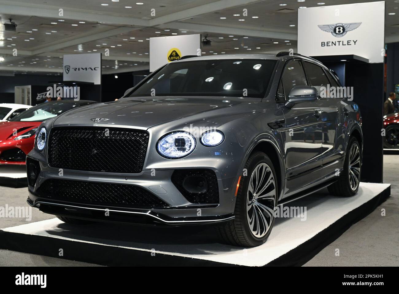 Il Bentley Bentayga S è in mostra durante il New York International Auto Show 2023 (NYIAS) al Javits Center il 5 aprile 2023 a New York City. Foto Stock