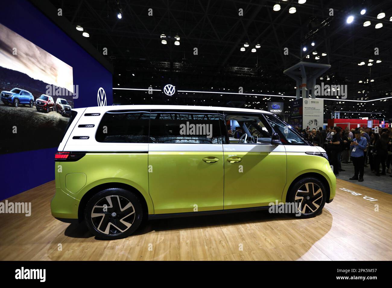 New York, Stati Uniti. 05th Apr, 2023. La Volkswagen ID.Buzz 2025 in mostra al New York International Auto Show al Jacob K. Javits Convention Center di New York City mercoledì 5 aprile 2023 a New York City. Foto di Peter Foley/UPI Credit: UPI/Alamy Live News Foto Stock