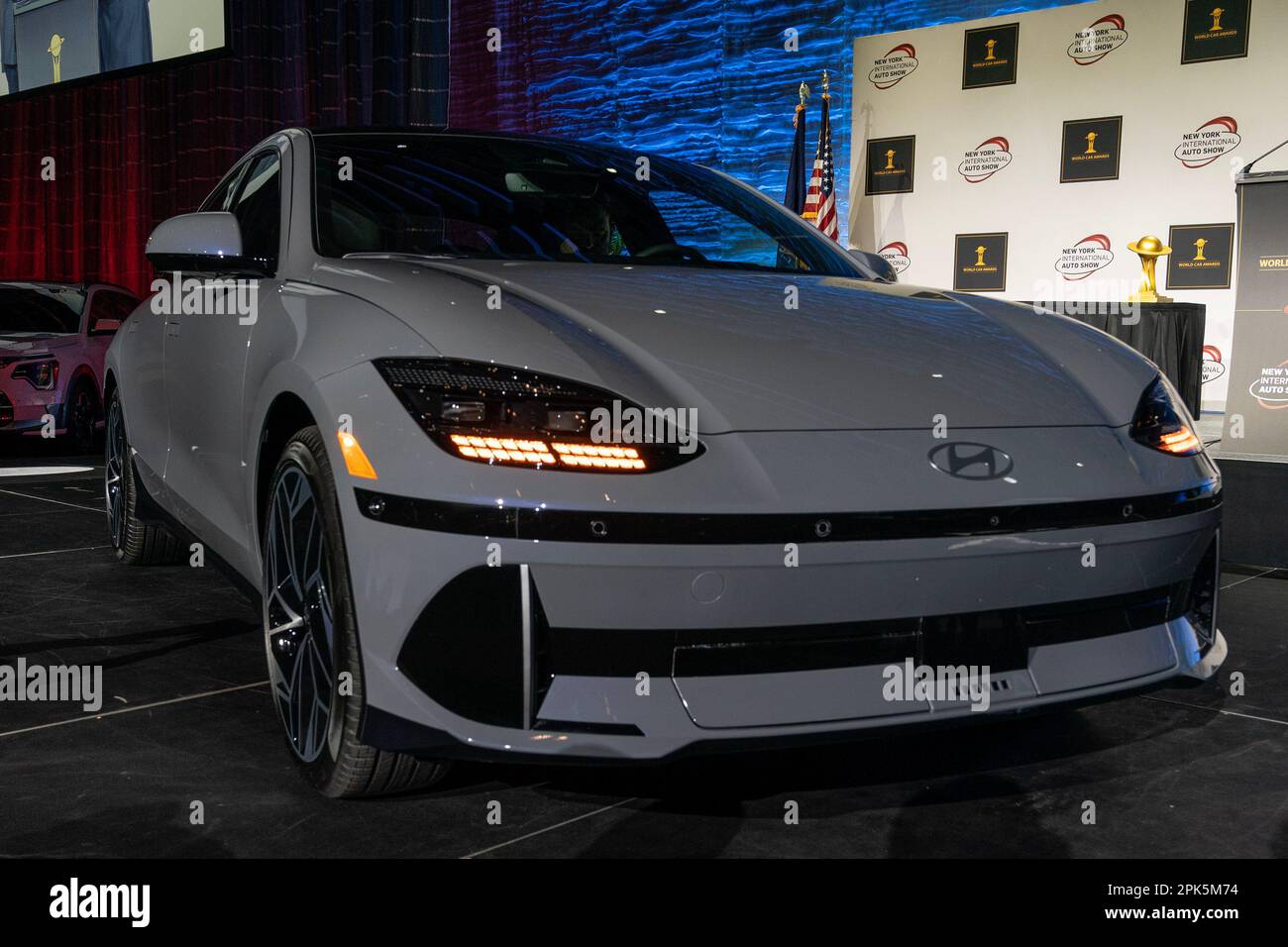New York, Stati Uniti. 05th Apr, 2023. Il vincitore del premio All-Electric Hyundai Ioniq 6 del miglior Auto del 2023 in mostra durante il giorno della stampa al New York International Autoshow al Jacob Javits Center il 5 aprile 2023. Ioniq 6 ha vinto tre premi: World Car of the Year, World Electric Car, World Car Design of the Year. (Foto di Lev Radin/Sipa USA) Credit: Sipa USA/Alamy Live News Foto Stock