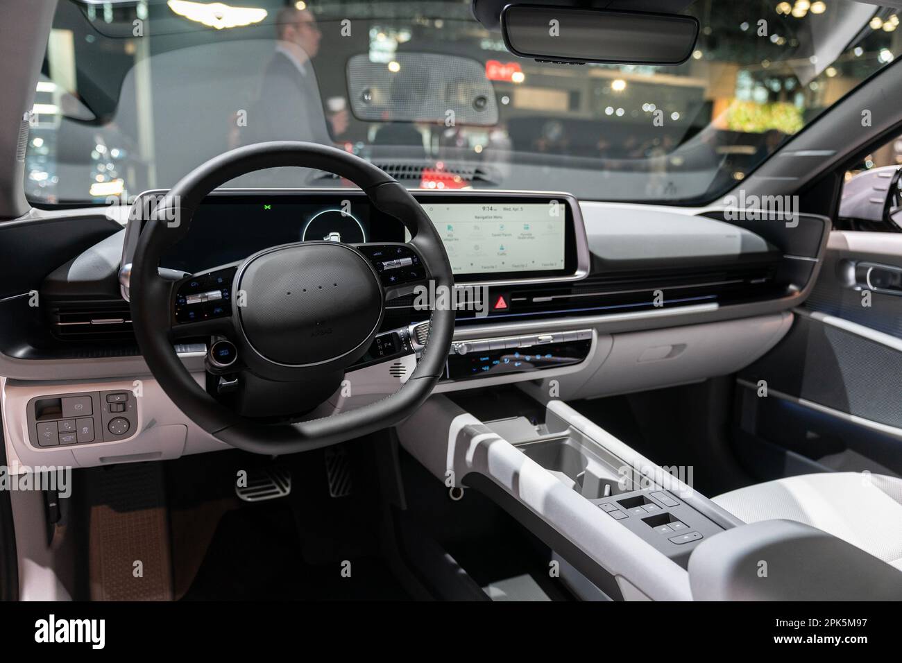 New York, Stati Uniti. 05th Apr, 2023. Design esterno del tutto elettrico Hyundai Ioniq 6 vincitore del premio Best Car of 2023 in mostra durante il giorno della stampa al New York International Autoshow al Jacob Javits Center il 5 aprile 2023. Ioniq 6 ha vinto tre premi: World Car of the Year, World Electric Car, World Car Design of the Year. (Foto di Lev Radin/Sipa USA) Credit: Sipa USA/Alamy Live News Foto Stock