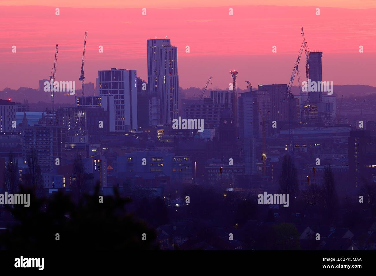 Vista dello skyline di Leeds all'alba Foto Stock