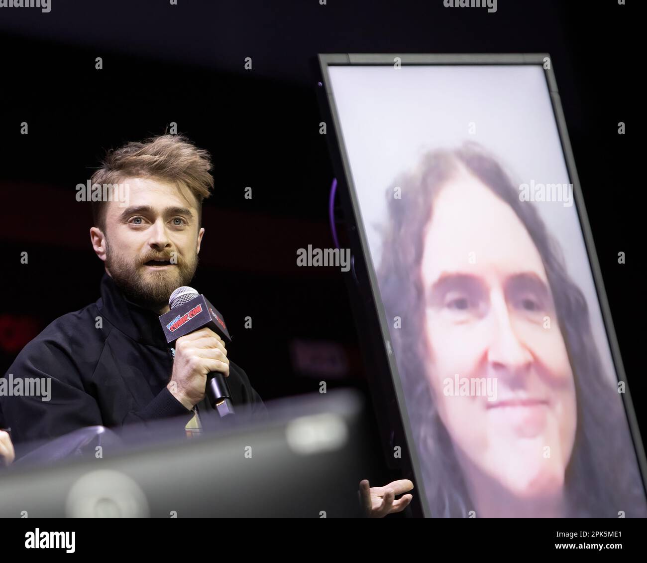 Strano: Al Yankovic Story vede Daniel Radcliffe & Evan Rachel Wood al NYCC 2022 Foto Stock
