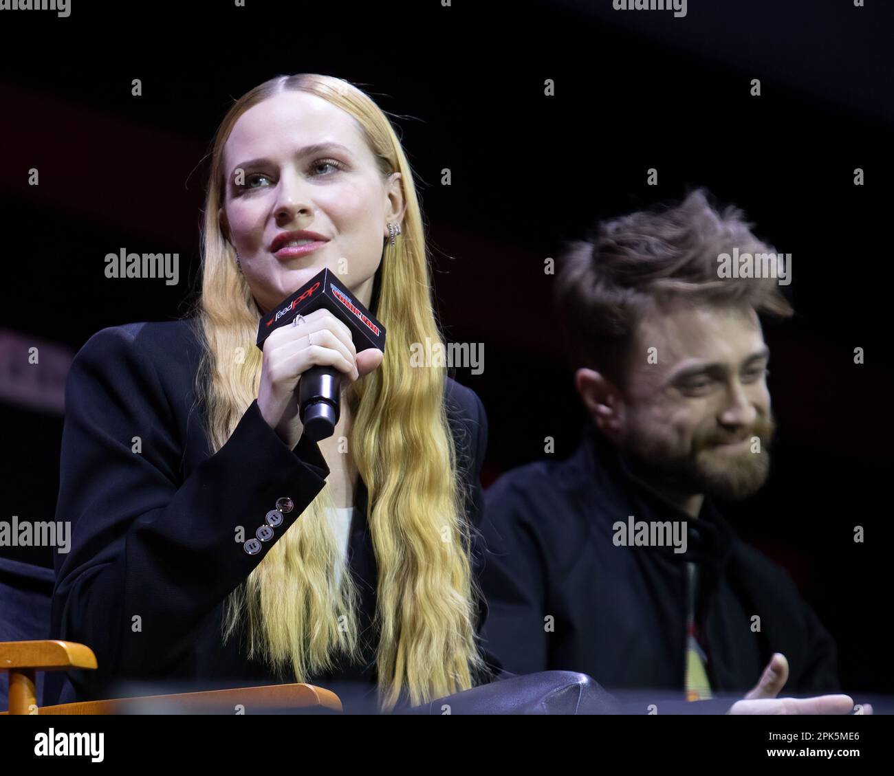 Strano: Al Yankovic Story vede Daniel Radcliffe & Evan Rachel Wood al NYCC 2022 Foto Stock