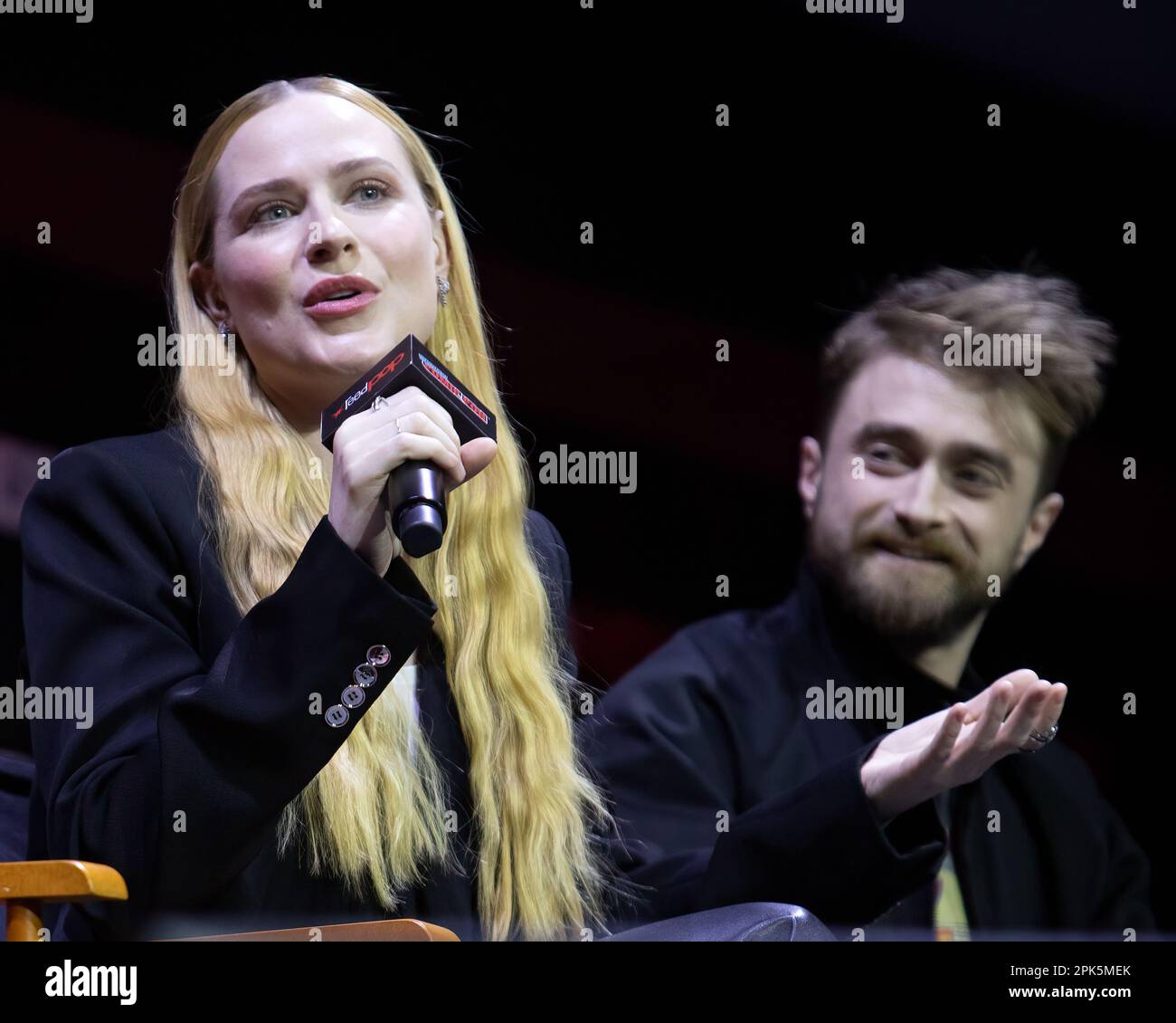 Strano: Al Yankovic Story vede Daniel Radcliffe & Evan Rachel Wood al NYCC 2022 Foto Stock